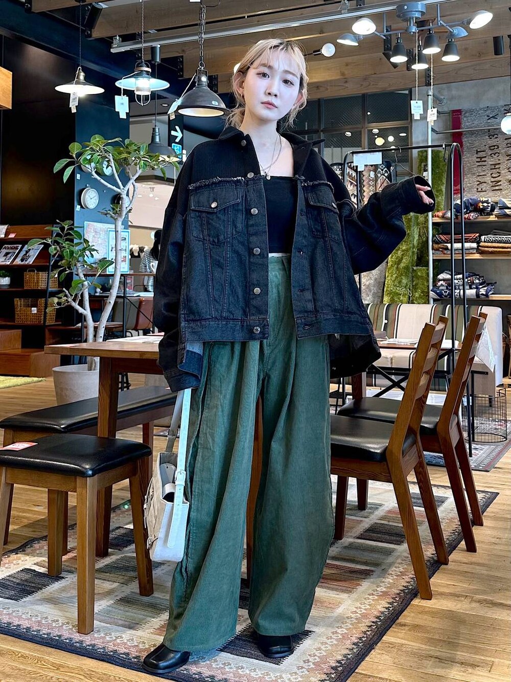 「差し色コーデ、低身長、個性派、デート/ロマンティック、女子会、旅行、niko and ...、デニムジャケット、ジャケット、ジャケットスタイル、アウター、キャミソール、ワイドパンツ、パンツ、ショルダーバッグ」｜「niko and...の[MODE NORM CORE]リメイク風モンスターGジャン（デニムジャケット、ブラック系）」を使った、すなぎもさん（レディース・153cm）の秋コーディネートの3枚目の写真