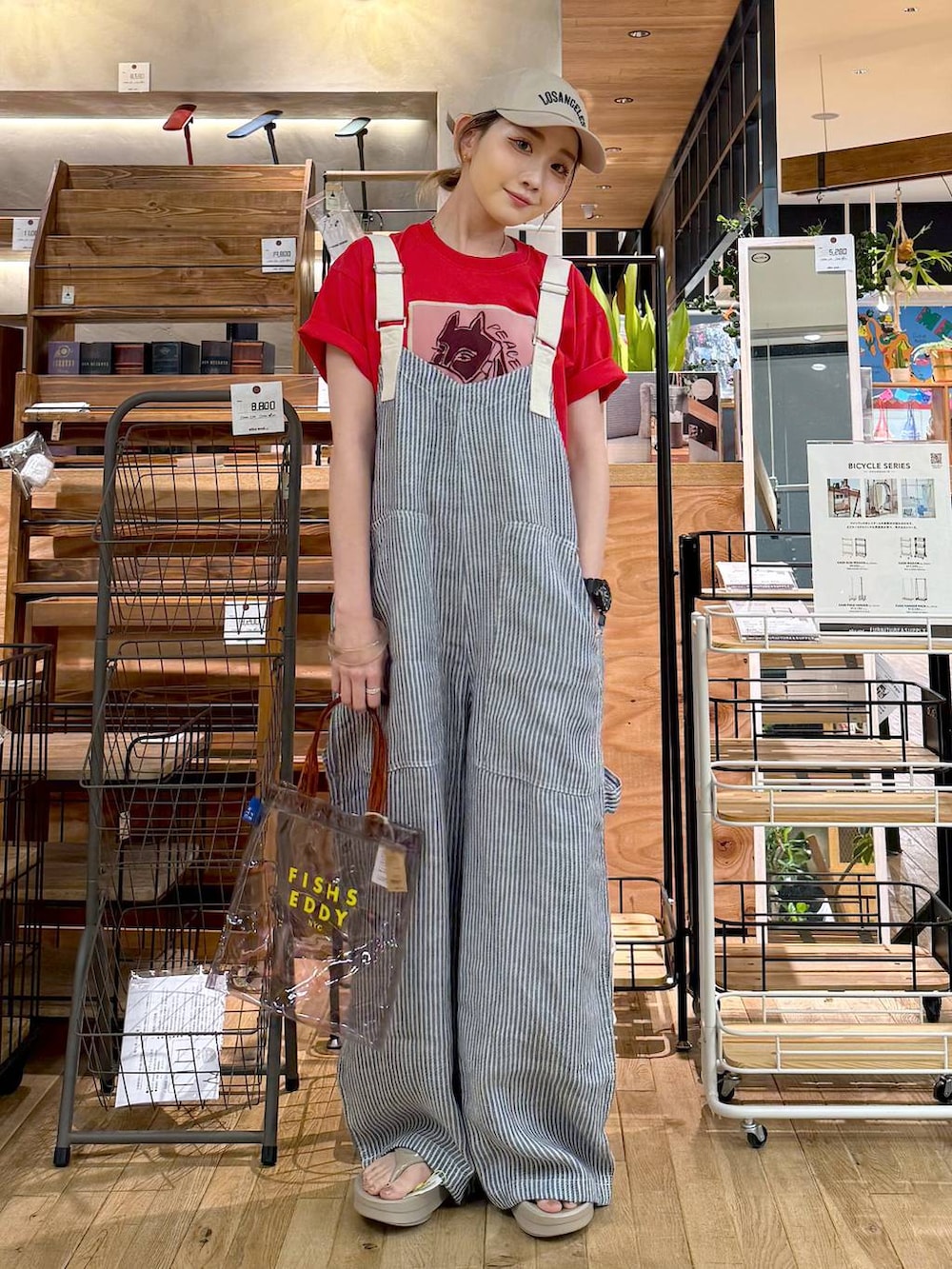 「差し色コーデ、低身長、個性派、デート/ロマンティック、女子会、旅行、niko and ...、キャップ、Tシャツ、サロペット、ワイドパンツ、トートバッグ、バッグ、ハンドバッグ、FISHS EDDY」｜「niko and...のオリジナルアソートロゴ刺繍キャップ（キャップ、ベージュ系）」を使った、すなぎもさん（レディース・153cm）の春コーディネートの3枚目の写真
