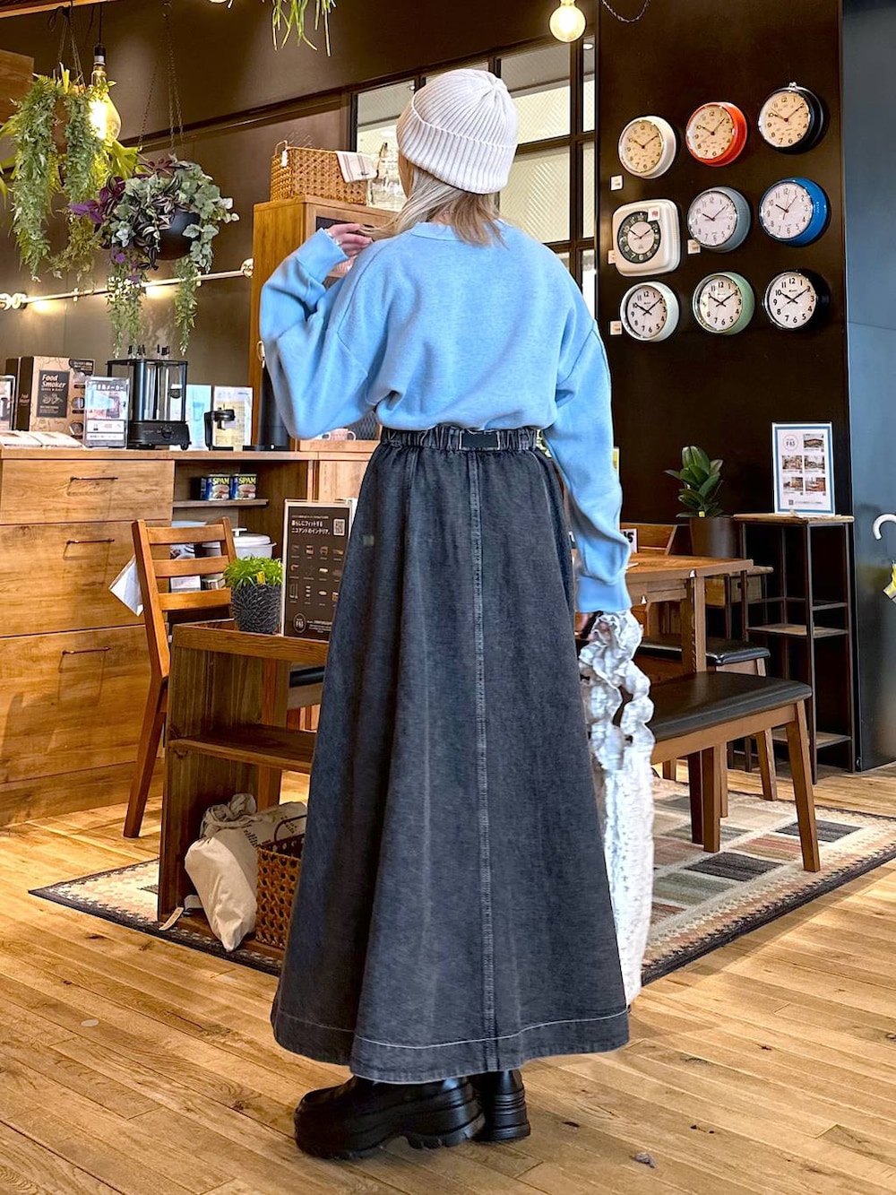グレー系のトートバッグ、ブラック系のローファー、グレー系のスカートを着用したレディースの冬コーディネートの2枚目の写真