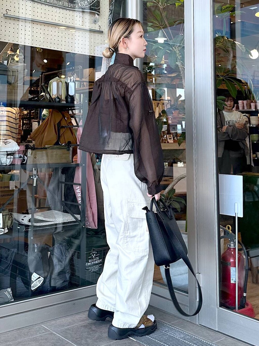 その他のサンダル、ブラック系のトートバッグ、ベージュ系のカーゴパンツを着用したレディースの春コーディネートの2枚目の写真