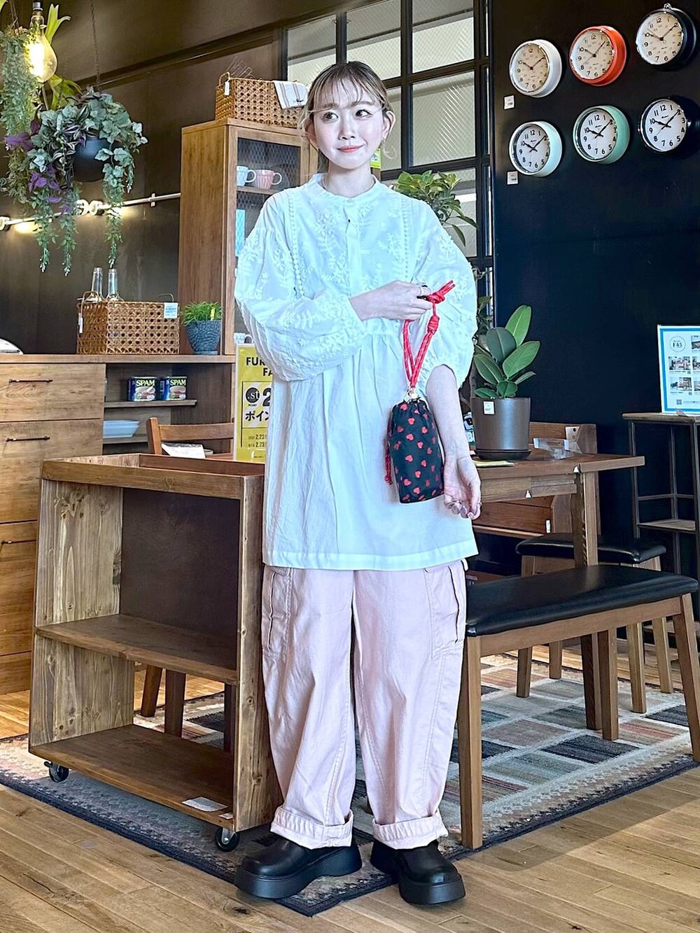 「差し色コーデ、低身長、個性派、デート/ロマンティック、女子会、旅行、niko and ...、ワンピース、ブラウス、ワイドパンツ、パンツ、ショルダーバッグ、バッグ、オーバーサイズ、春コーデ」｜「niko and...のオリジナル細コードショルダー巾着バッグN（ショルダーバッグ、ブラック系）」を使った、すなぎもさん（レディース・153cm）の春コーディネートの2枚目の写真