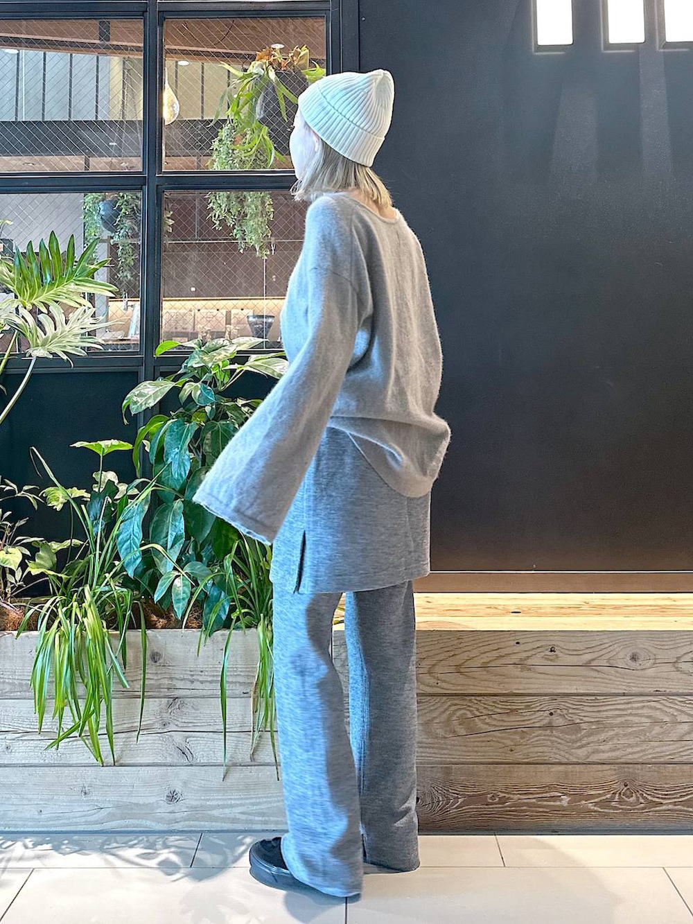 ブラウン系のニット/セーター、グレー系のその他パンツを着用したレディースの秋コーディネートの3枚目の写真