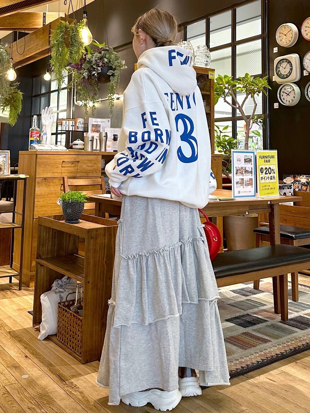 レッド系のショルダーバッグ、その他のパーカーを着用したレディースの冬コーディネートの3枚目の写真