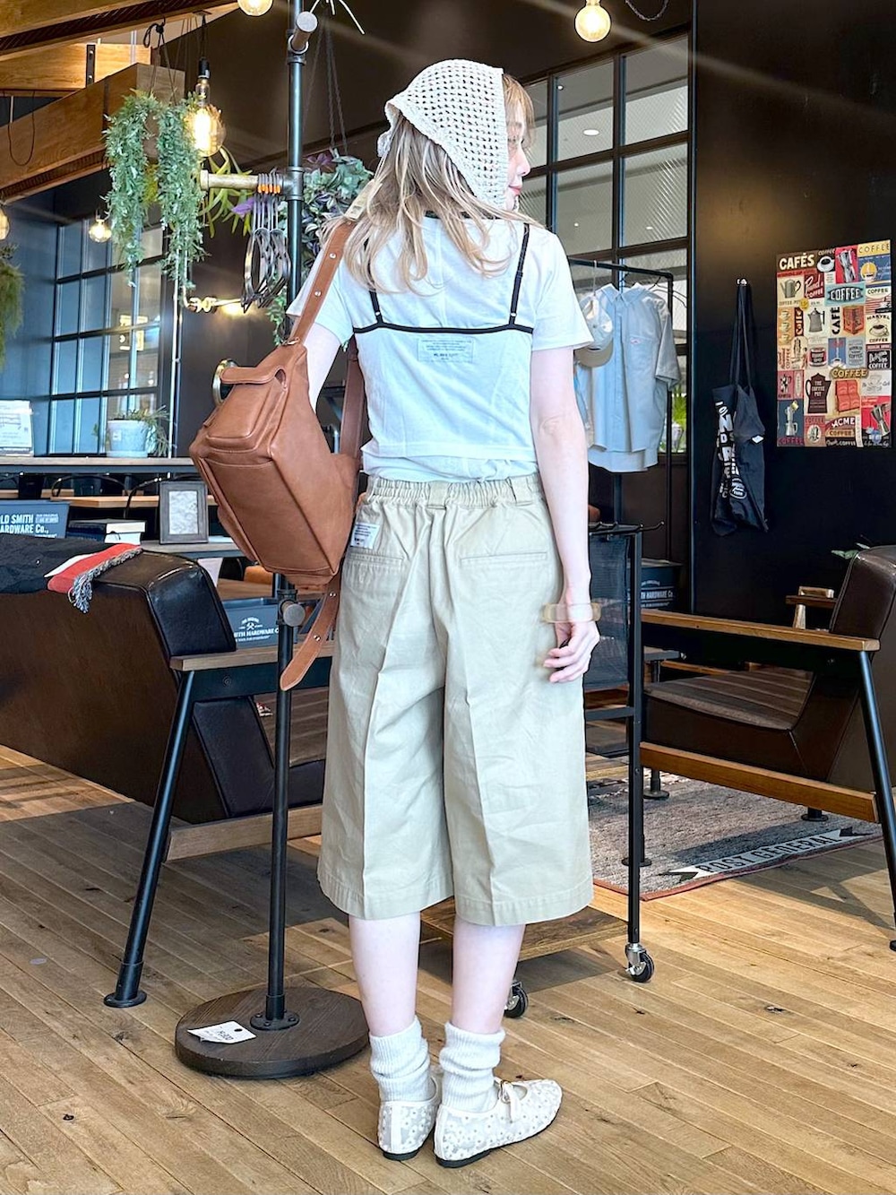 「差し色コーデ、低身長、個性派、デート/ロマンティック、女子会、旅行、niko and ...、キャミソール、Tシャツ、ハーフパンツ、パンツ、ショートパンツ、ショルダーバッグ、バッグ、パンプス」|「niko and...の【WILLIAM B.ELIOTT】シアーレイヤードプルオーバー(Tシャツ/カットソー、ホワイト系)」を使った、すなぎもさん(レディース・153cm)の春コーディネートの3枚目の写真