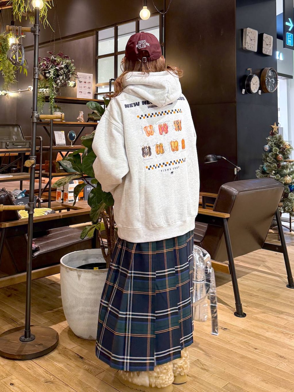 その他のモカシン/デッキシューズ、ブラック系のスカート、グレー系のトートバッグを着用したレディースの秋コーディネートの2枚目の写真