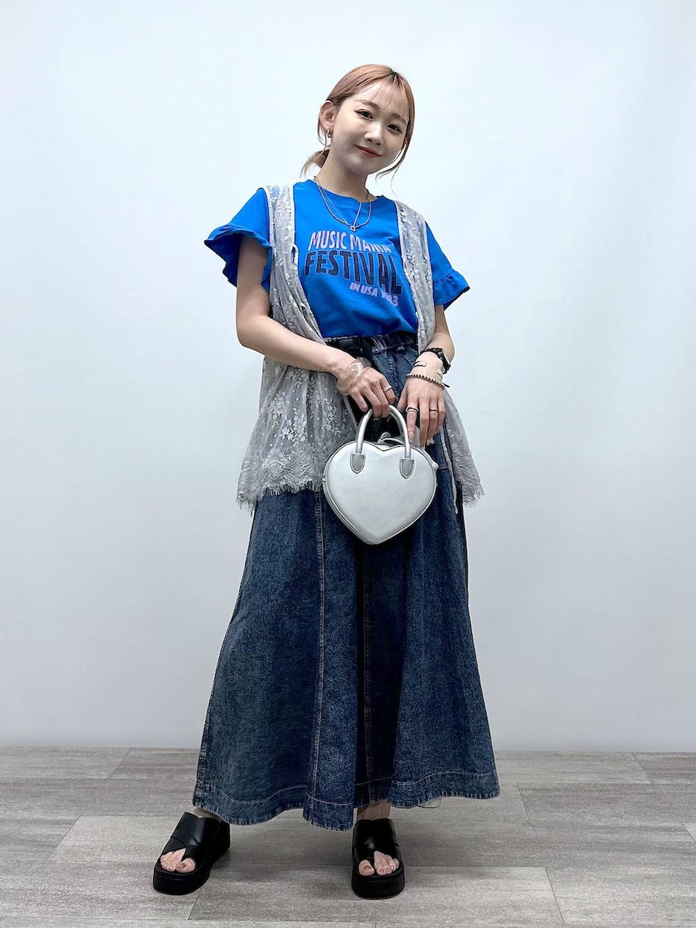 「差し色コーデ、低身長、個性派、デート/ロマンティック、女子会、旅行、niko and ...、ベスト、Tシャツ、スカート、ロングスカート、ハンドバッグ、ショルダーバッグ、バッグ、サンダル」｜「tiny tinyのハート2WAYトートバッグ[tiny tiny(ティニーティニー)]（ショルダーバッグ、シルバー系）」を使った、すなぎもさん（レディース・153cm）の夏コーディネートの2枚目の写真