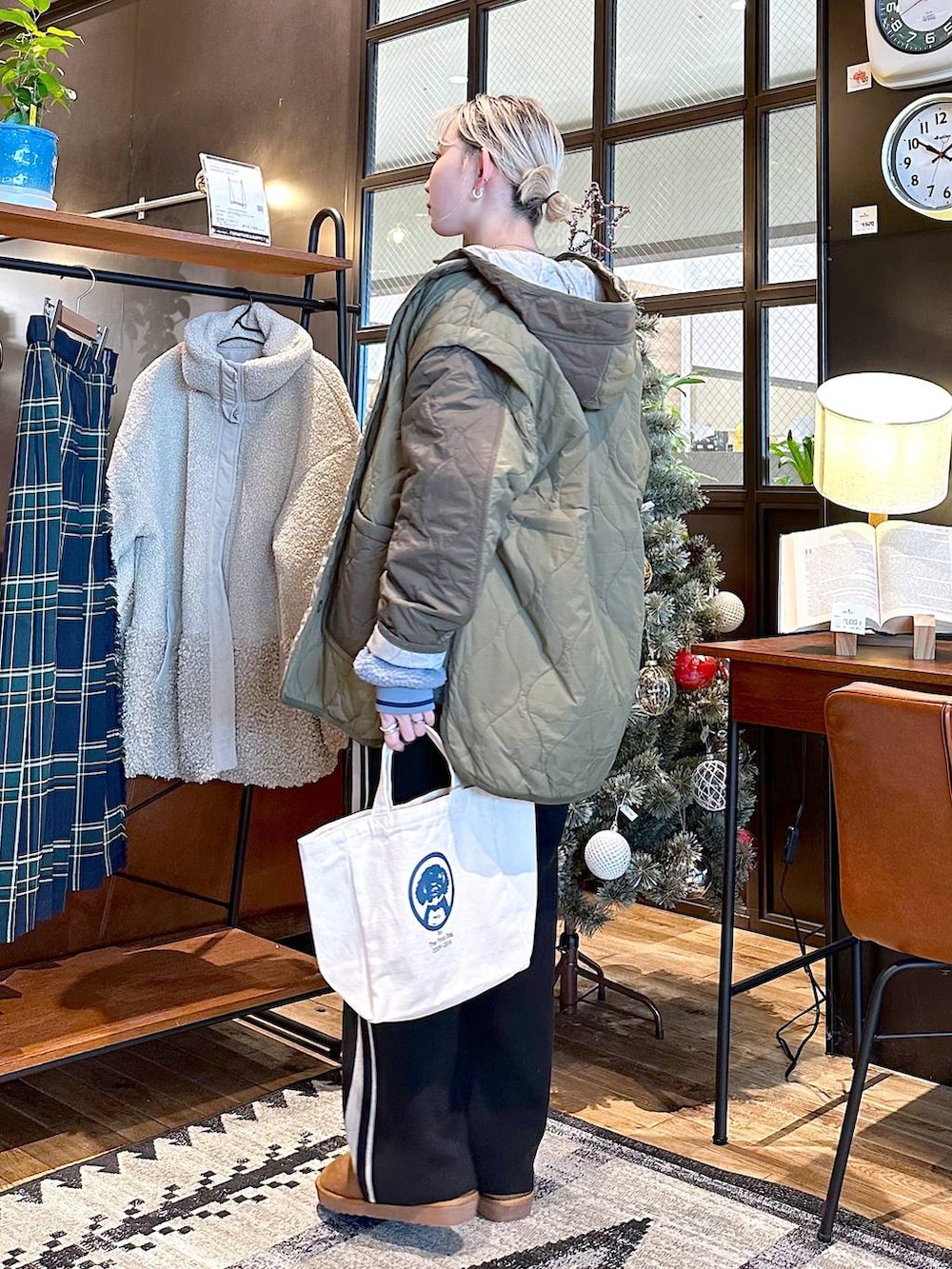 その他のスカート、ベージュ系のその他アウター、グリーン系のその他アウターを着用したレディースの秋コーディネートの3枚目の写真