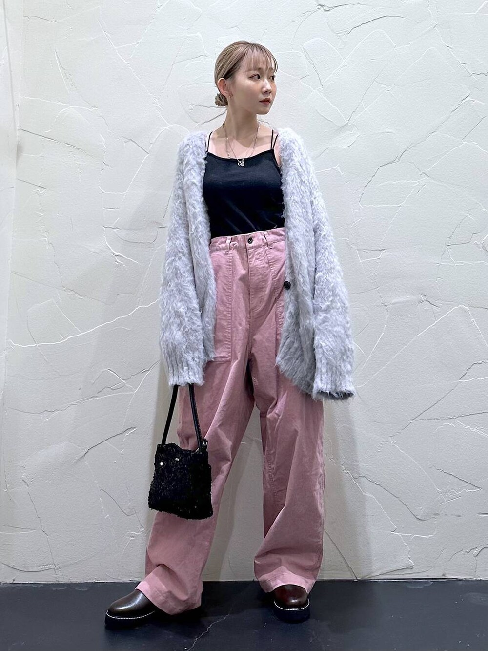 ピンク系のその他パンツ、ブラウン系のその他シューズ、ブラック系のショルダーバッグを着用したレディースの冬コーディネートの6枚目の写真