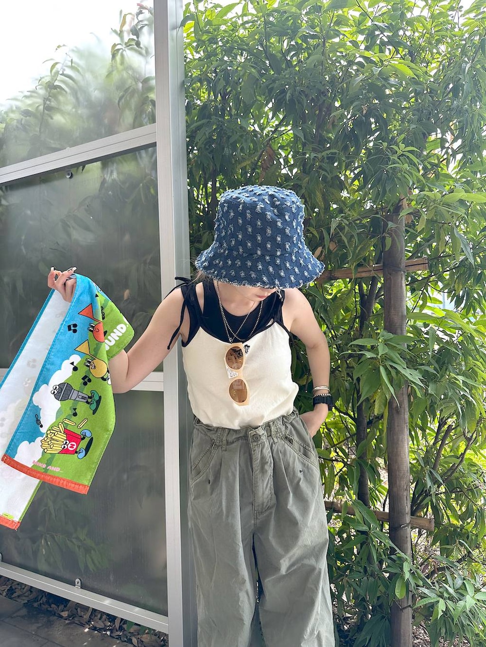 ブラック系のタンクトップ、ホワイト系のキャミソール、ブラック系のサンダルを着用したレディースの夏コーディネートの5枚目の写真