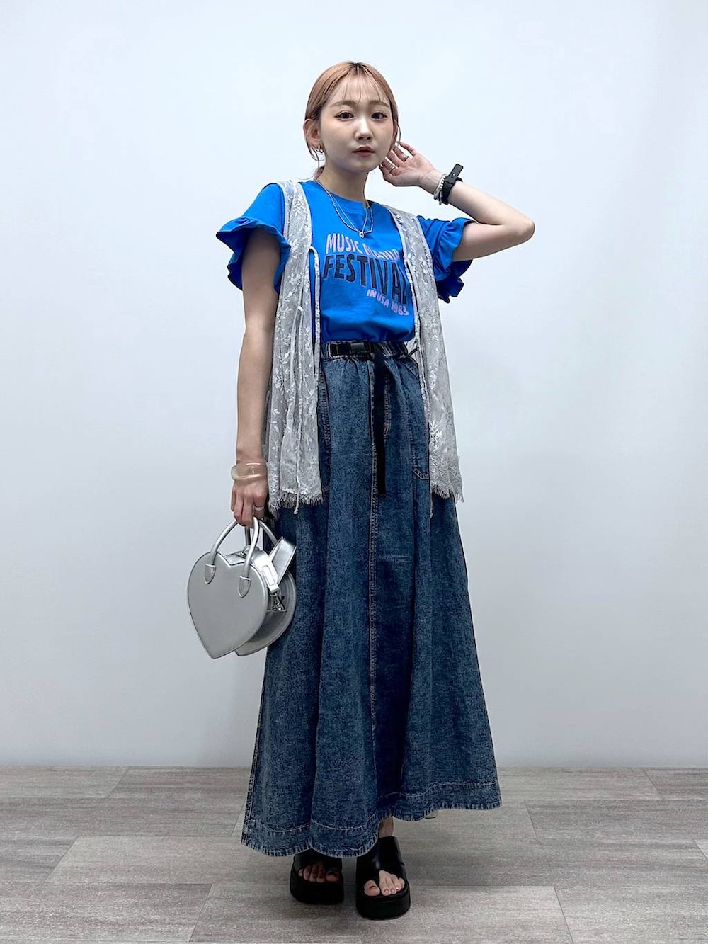 「差し色コーデ、低身長、個性派、デート/ロマンティック、女子会、旅行、niko and ...、ベスト、Tシャツ、スカート、ロングスカート、ハンドバッグ、ショルダーバッグ、バッグ、サンダル」｜「tiny tinyのハート2WAYトートバッグ[tiny tiny(ティニーティニー)]（ショルダーバッグ、シルバー系）」を使った、すなぎもさん（レディース・153cm）の夏コーディネートの5枚目の写真