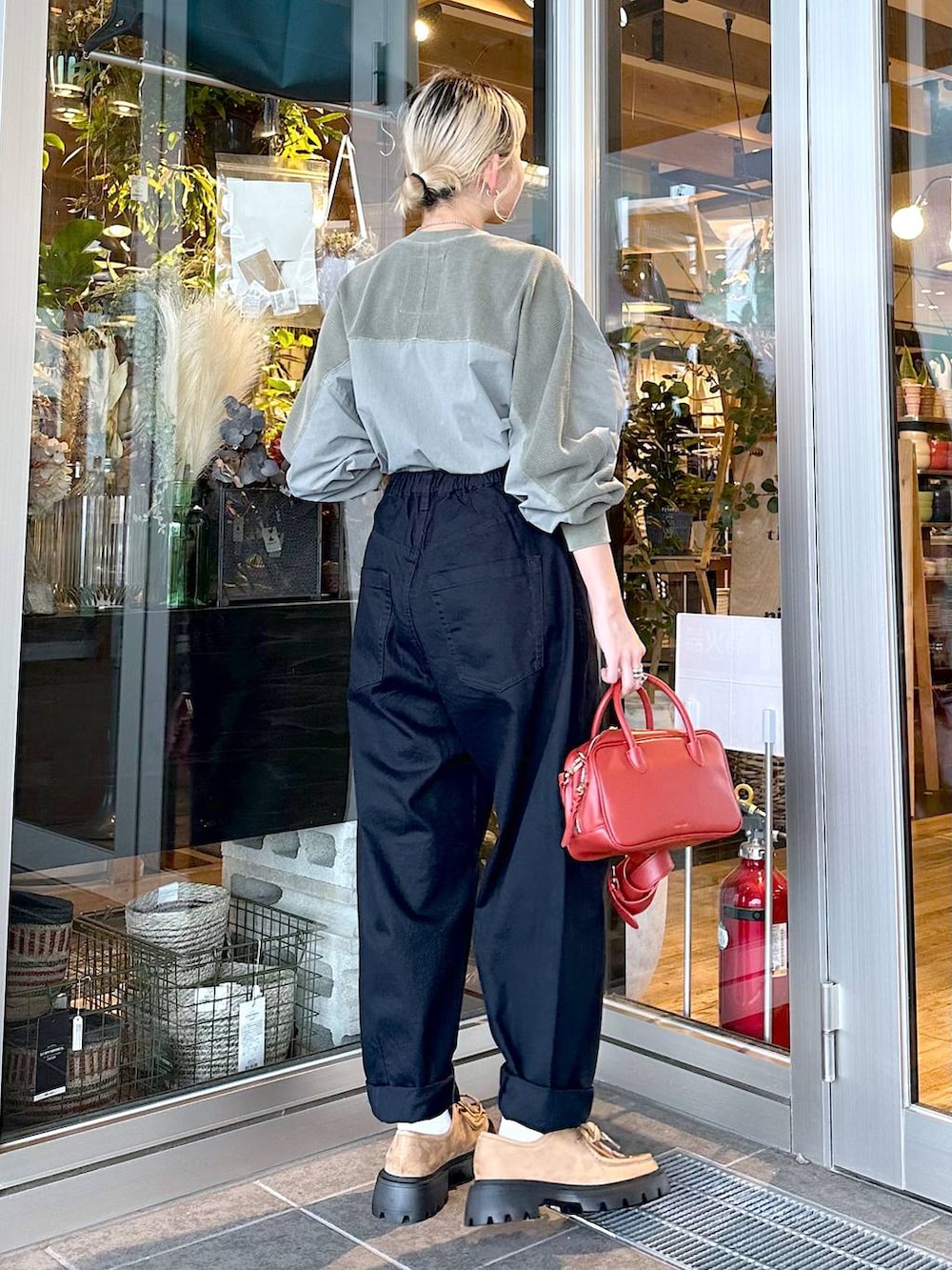 イエロー系のモカシン/デッキシューズ、ブルー系のその他パンツ、ブラウン系のショルダーバッグを着用したレディースの秋コーディネートの3枚目の写真