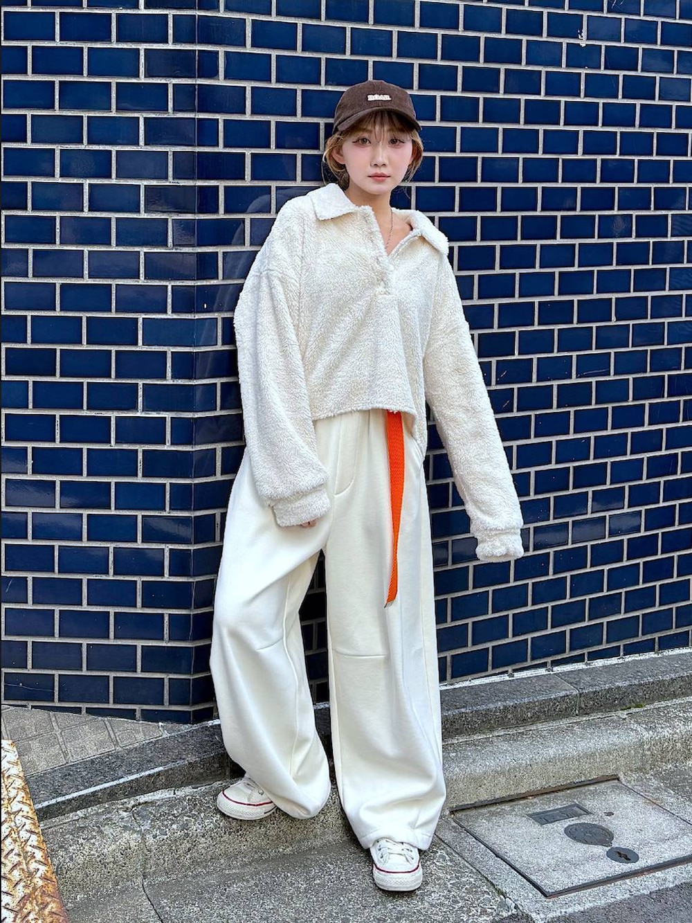 ベージュ系のブルゾン、ベージュ系のその他パンツ、ベージュ系のポロシャツを着用したレディースの秋コーディネートの3枚目の写真