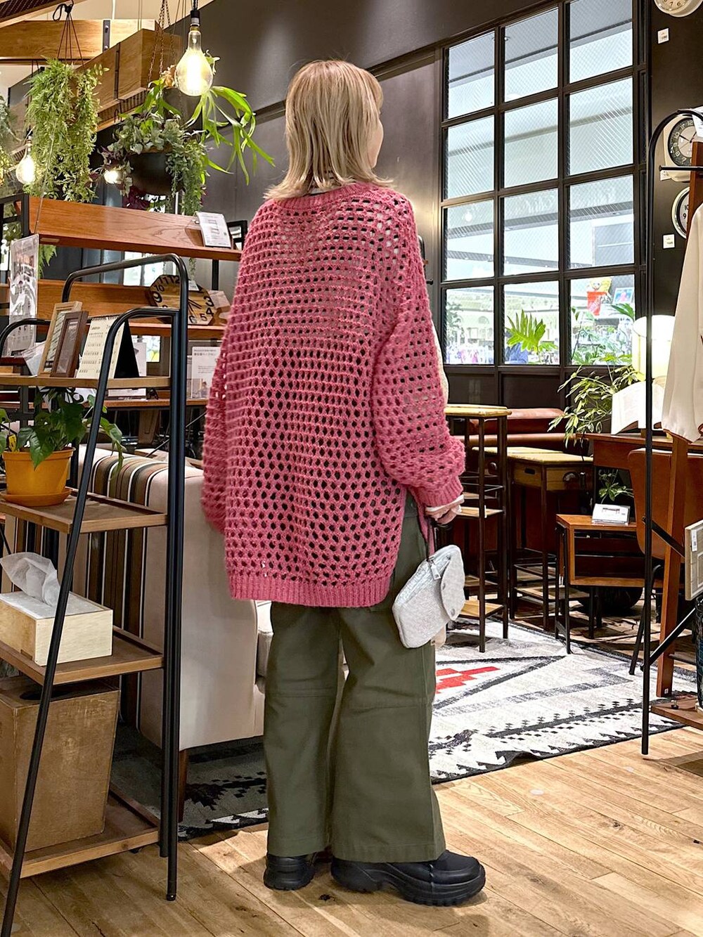 ホワイト系のニット/セーター、ピンク系のニット/セーター、ブラック系のブーツを着用したレディースの冬コーディネートの2枚目の写真