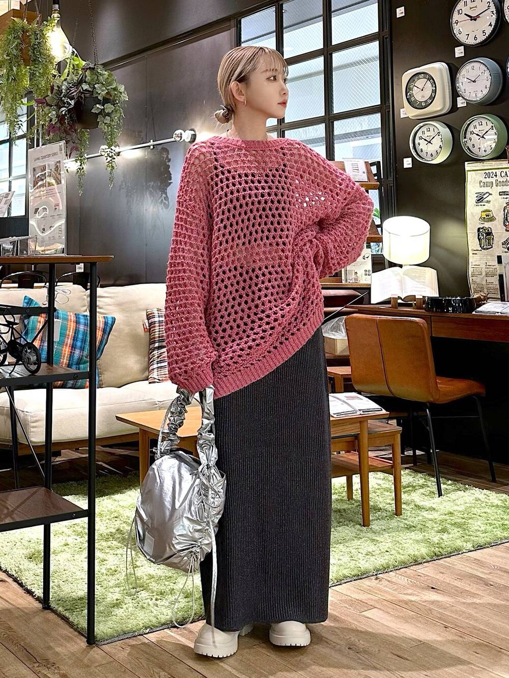 「差し色コーデ、低身長、個性派、デート/ロマンティック、女子会、旅行、niko and ...、ニット、スカート、ロングスカート、ショルダーバッグ、バッグ、ショートブーツ、ブーツ、冬コーデ」｜「niko and...のオリジナル厚底ゴアブーツ（ブーツ、ベージュ系）」を使った、すなぎもさん（レディース・153cm）の冬コーディネートの2枚目の写真
