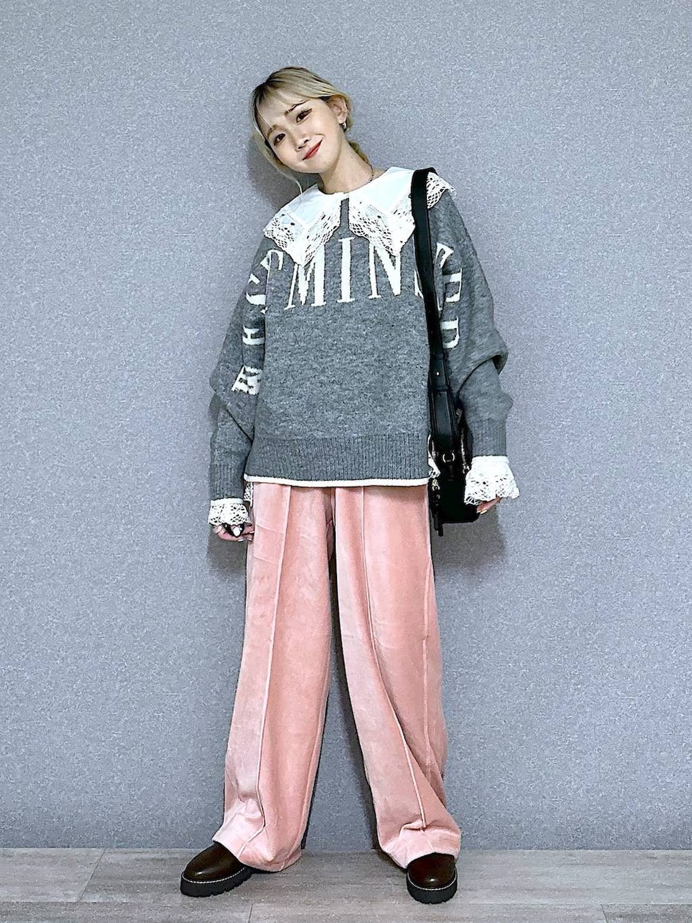ピンク系のその他パンツ、ブラウン系のその他シューズ、ブラック系のショルダーバッグを着用したレディースの秋コーディネートの4枚目の写真