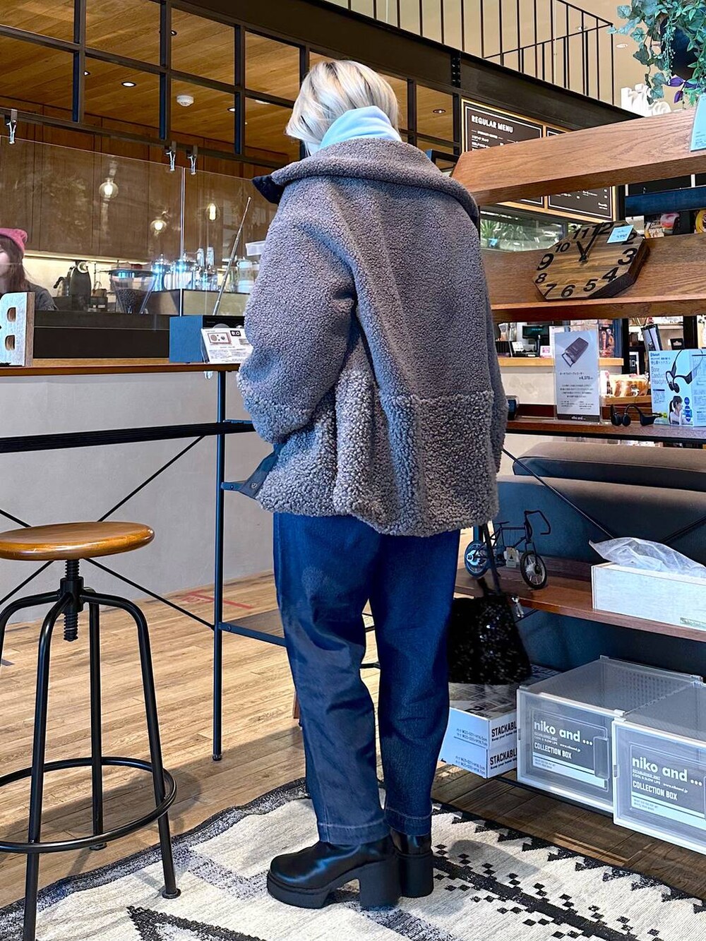 ブルー系のその他パンツ、グレー系のその他アウター、ブラック系のブーツを着用したレディースの冬コーディネートの3枚目の写真