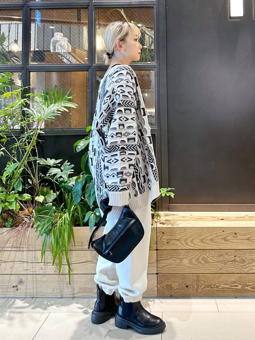 ブラック系のキャミソール、ブラック系のショルダーバッグ、その他のスウェットパンツを着用したレディースの秋コーディネートの4枚目の写真