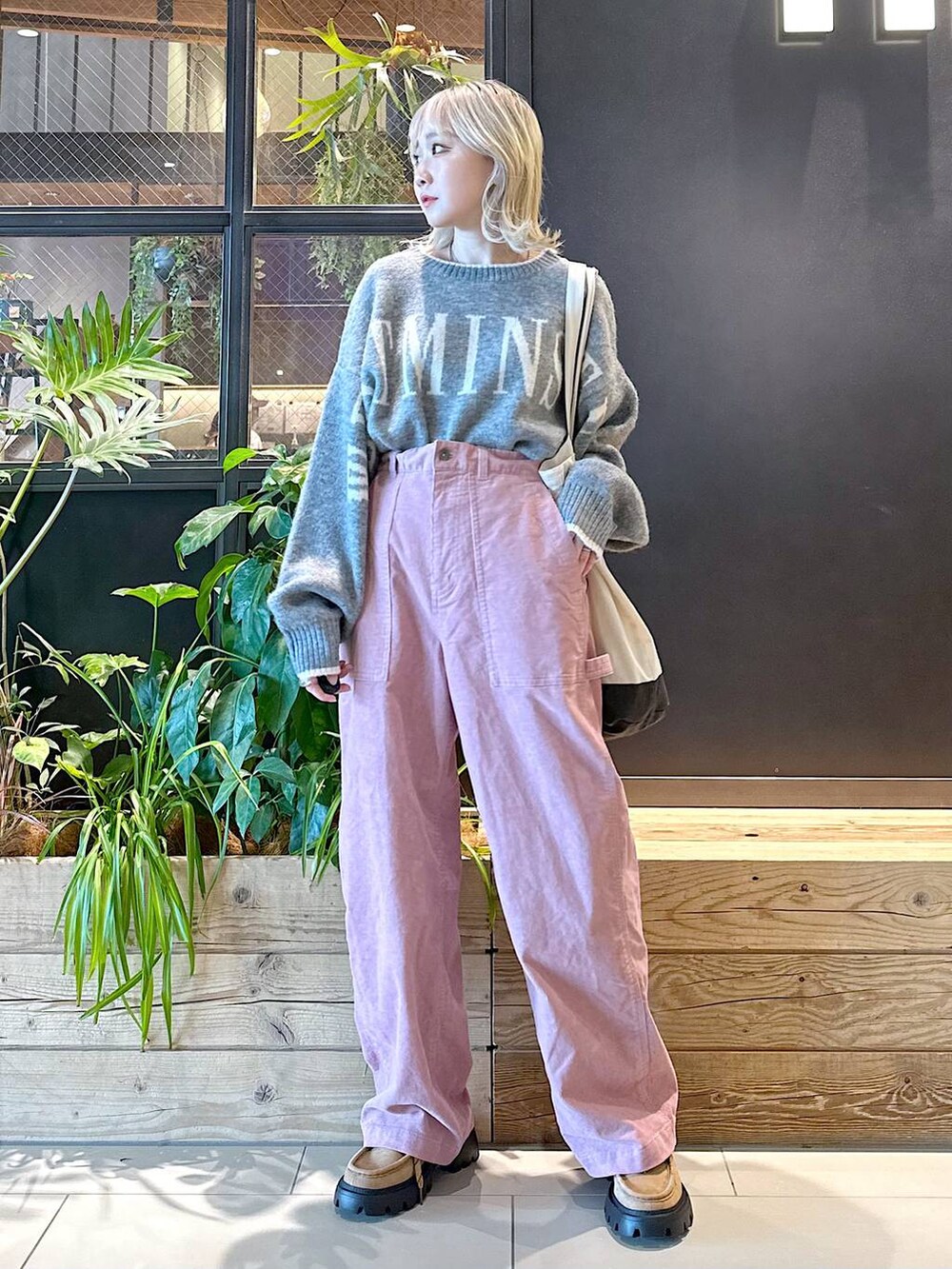 ピンク系のその他パンツ、ブルー系のその他パンツ、イエロー系のモカシン/デッキシューズを着用したレディースの秋コーディネートの3枚目の写真