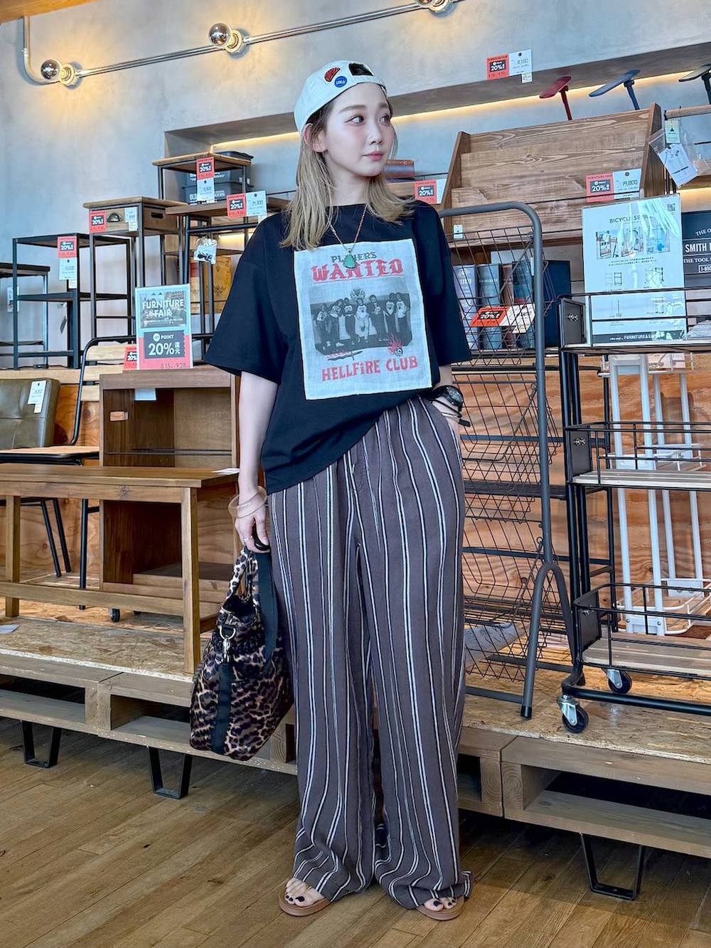 「差し色コーデ、低身長、個性派、デート/ロマンティック、女子会、旅行、niko and ...、キャップ、Tシャツ、ワイドパンツ、パンツ、ショルダーバッグ、バッグ、サンダル、夏コーデ」｜「niko and...の【STRANGER THINGS】コラボ ポスター風プリントTシャツ（Tシャツ/カットソー、ブラック系）」を使った、すなぎもさん（レディース・153cm）の夏コーディネートの3枚目の写真