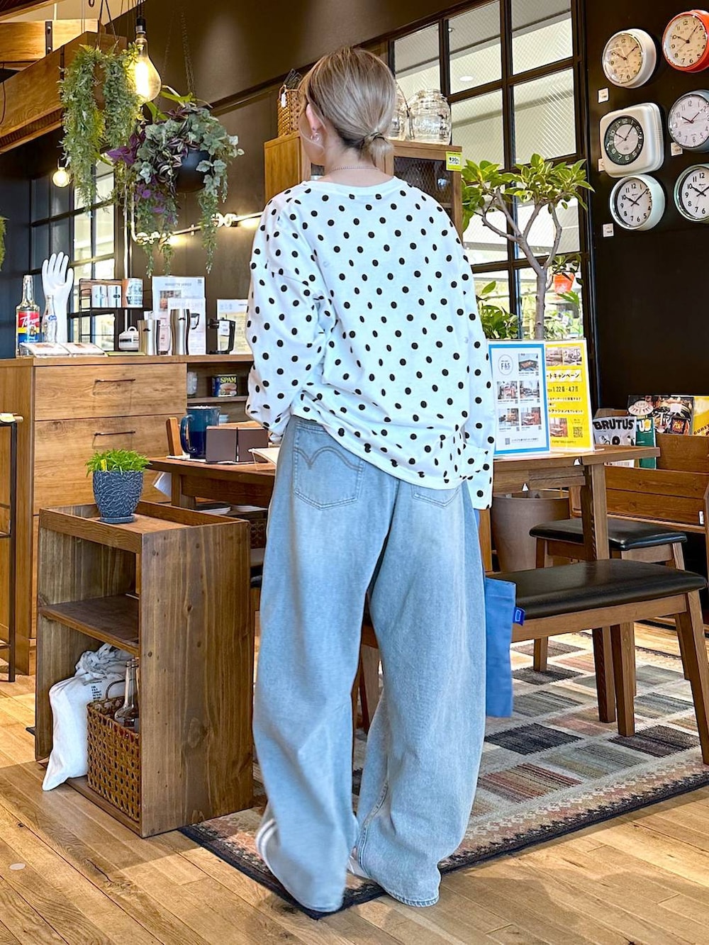 ホワイト系のスニーカー、ブルー系のトートバッグ、ホワイト系のTシャツ/カットソーを着用したレディースの冬コーディネートの3枚目の写真