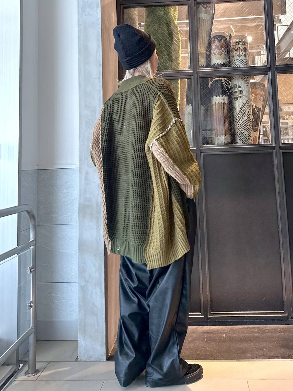 ブラック系のその他パンツ、グリーン系のカーディガン/ボレロ、ブラック系のニットキャップ/ビーニーを着用したレディースの秋コーディネートの3枚目の写真