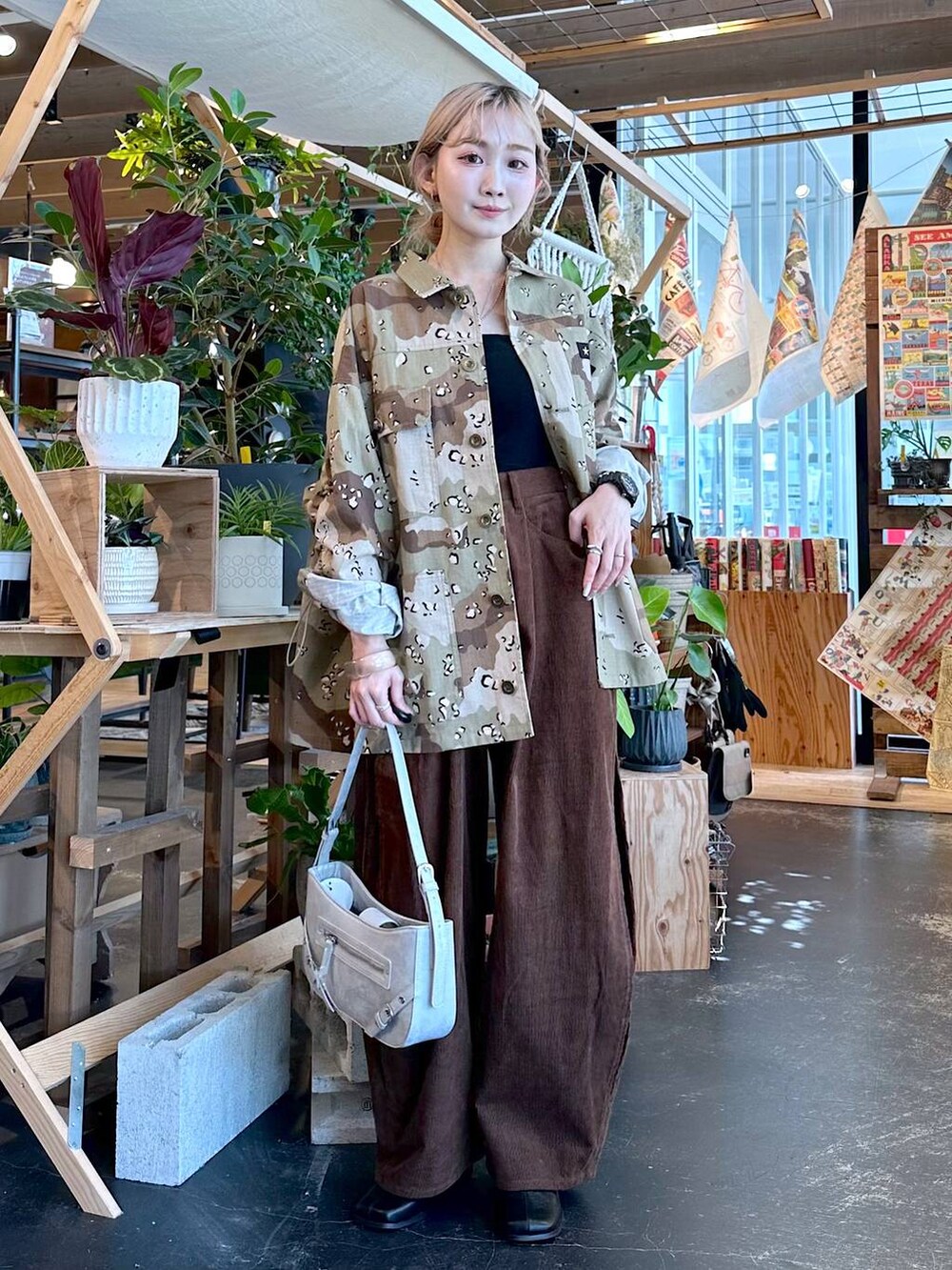 「バッグ、パンプス、秋コーデ、ユニセックス、秋冬新作、差し色コーデ、低身長、個性派、デート/ロマンティック、女子会、旅行、niko and ...、ジャケット、ジャケットスタイル、ミリタリー」｜「niko and...のルームドライ/2WAYベアカップキャミソール（キャミソール、ブラック系）」を使った、すなぎもさん（レディース・153cm）の秋コーディネートの5枚目の写真