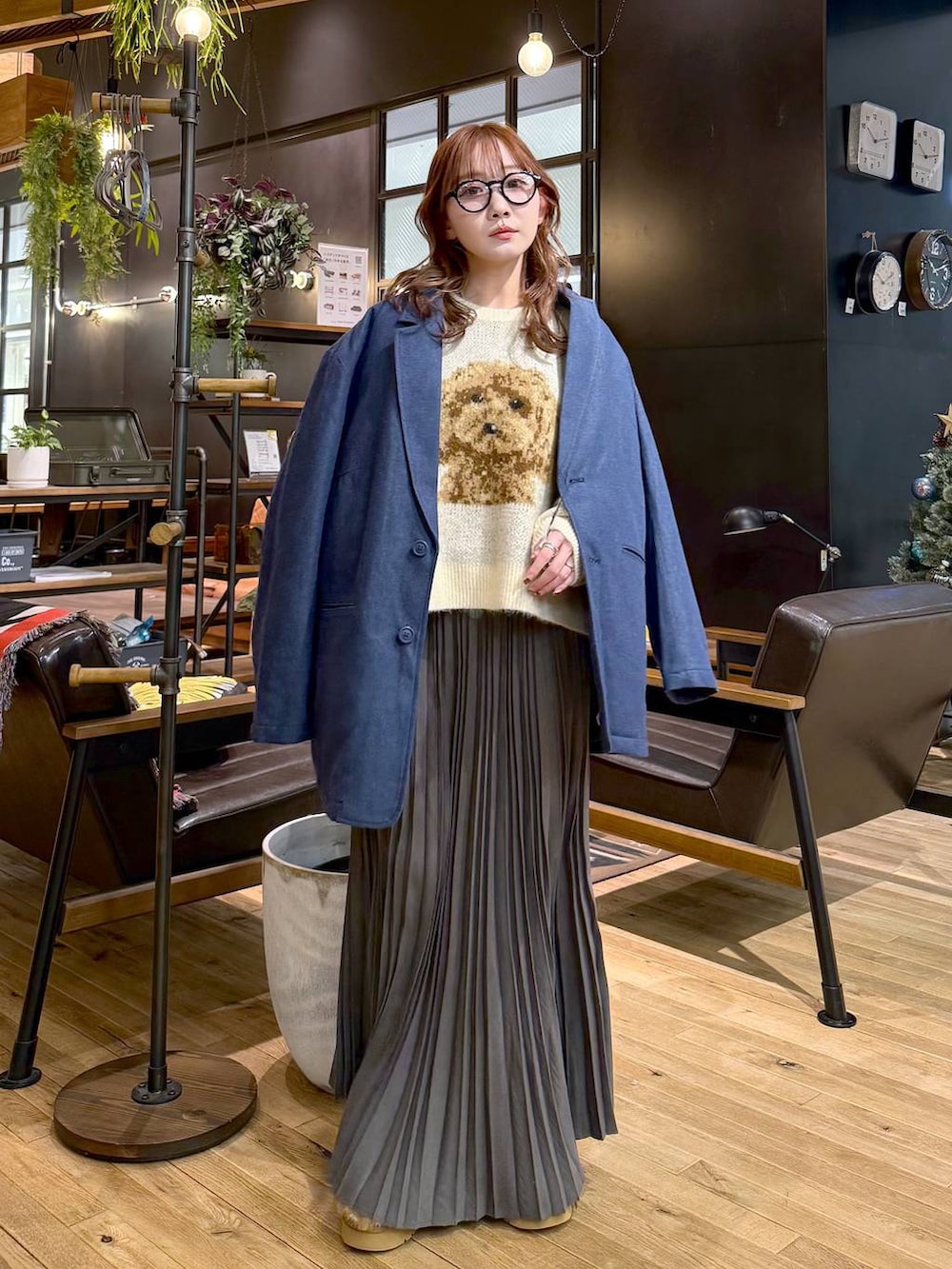 その他のモカシン/デッキシューズ、その他のスカート、ブルー系のテーラードジャケットを着用したレディースの秋コーディネートの3枚目の写真