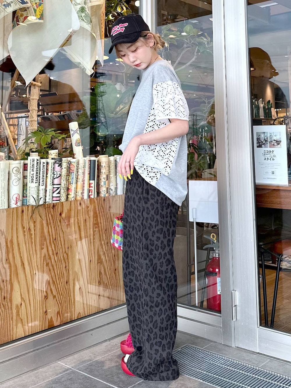 グレー系のその他パンツ、レッド系のサンダル、レッド系のハンドバッグを着用したレディースの春コーディネートの2枚目の写真