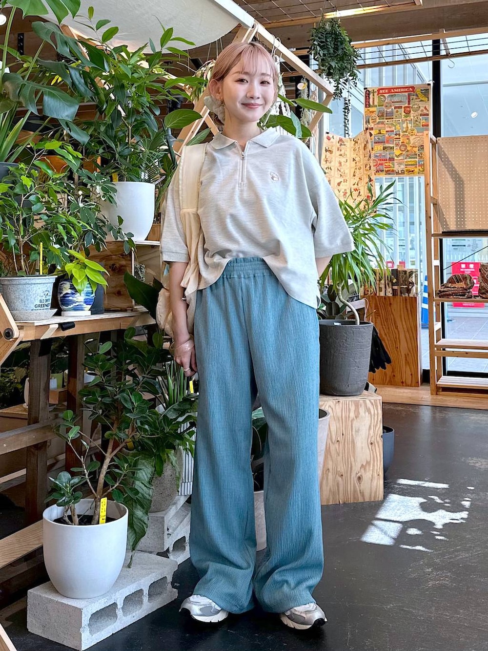 ブルー系のその他パンツ、ベージュ系のポロシャツ、ベージュ系のショルダーバッグを着用したレディースの夏コーディネートの2枚目の写真