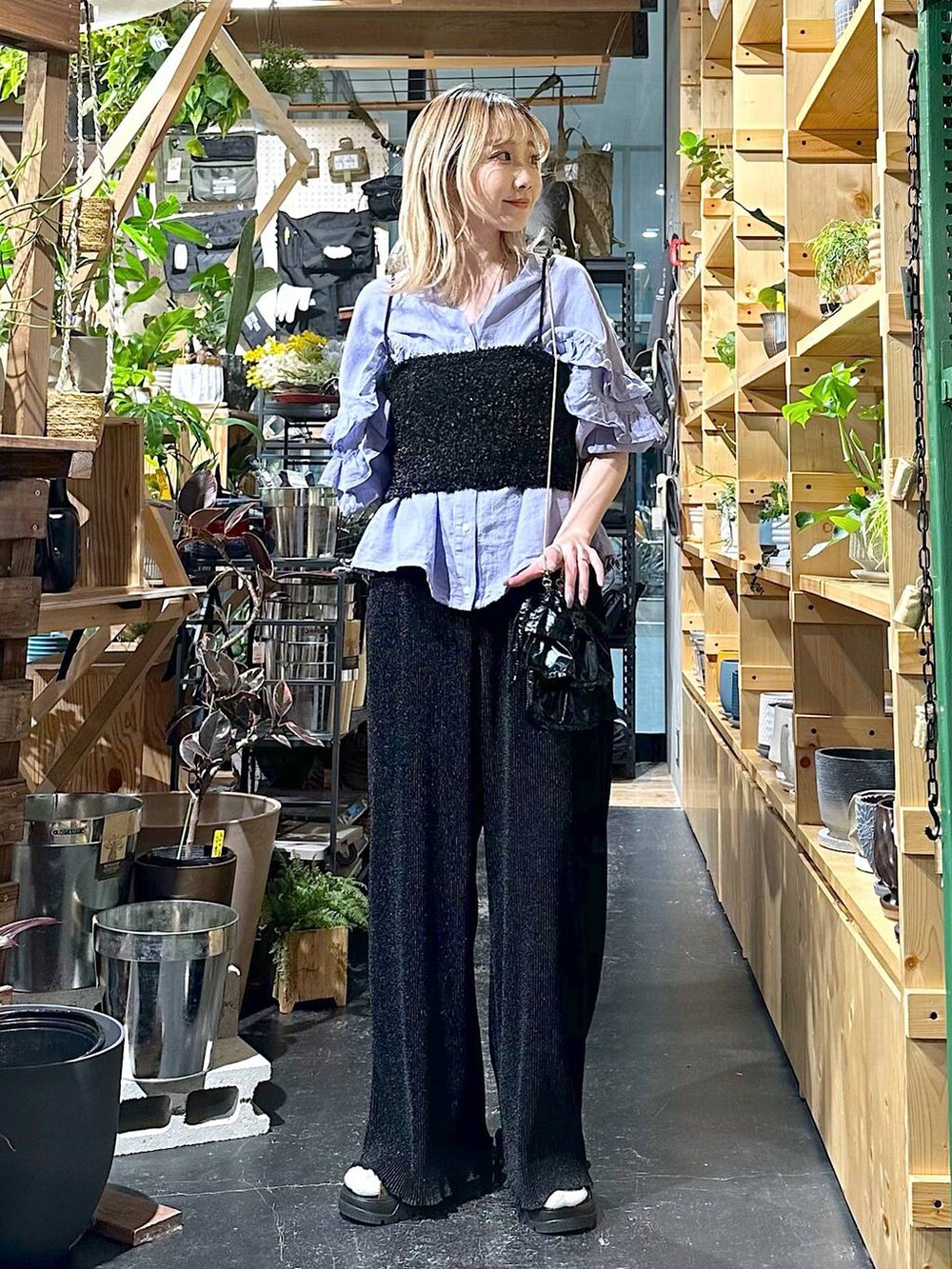 「差し色コーデ、低身長、個性派、デート/ロマンティック、女子会、旅行、niko and ...、ブラウス、ワイドパンツ、パンツ、サンダル、ショルダーバッグ、バッグ、オーバーサイズ、春コーデ」｜「niko and...のオリジナルクロスベルトサンダル（サンダル、その他）」を使った、すなぎもさん（レディース・153cm）の春コーディネートの3枚目の写真
