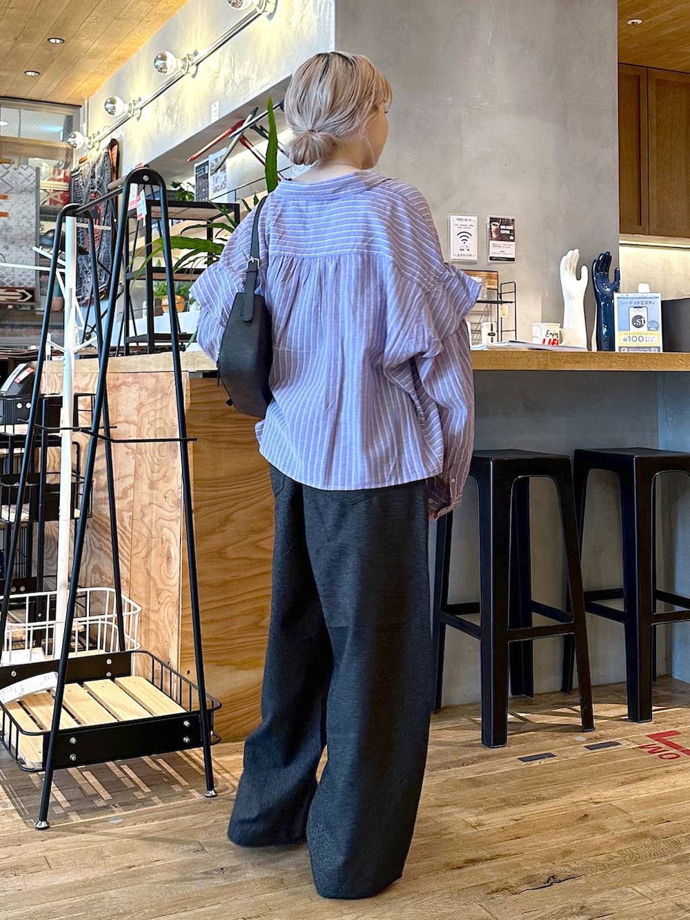 「パンツ、ショルダーバッグ、バッグ、オーバーサイズ、秋コーデ、秋冬新作、秋服準備はじめました、差し色コーデ、低身長、個性派、デート/ロマンティック、女子会、旅行、niko and ...、シャツ」｜「niko and...のプレミアムローンワイドシャツ（シャツ/ブラウス、パープル系）」を使った、すなぎもさん（レディース・153cm）の秋コーディネートの3枚目の写真