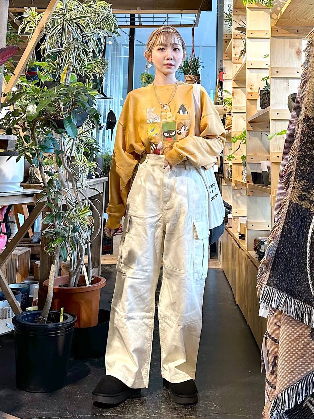 ブラック系のトートバッグ、ブラック系のブーツ、ホワイト系のその他パンツを着用したレディースの冬コーディネートの4枚目の写真