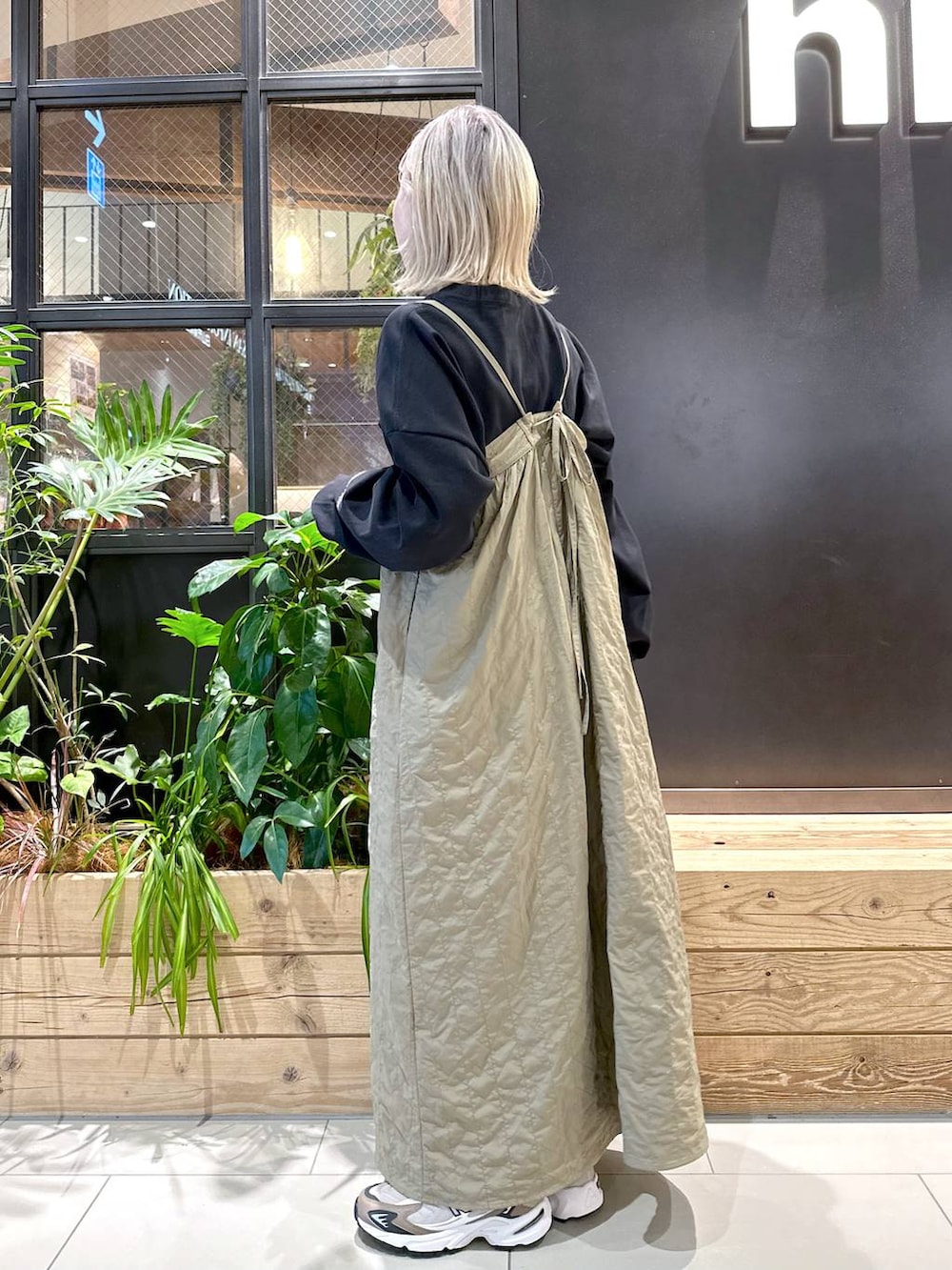 ブラウン系のスニーカー、グレー系のショルダーバッグ、ベージュ系のワンピースを着用したレディースの秋コーディネートの3枚目の写真