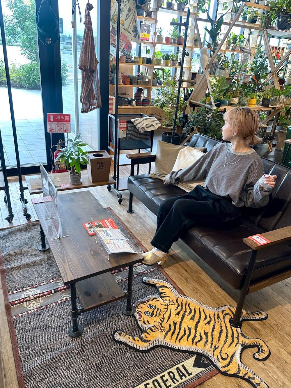 グレー系のTシャツ/カットソー、ブラック系のその他パンツ、その他の家具を着用したレディースの秋コーディネートの3枚目の写真