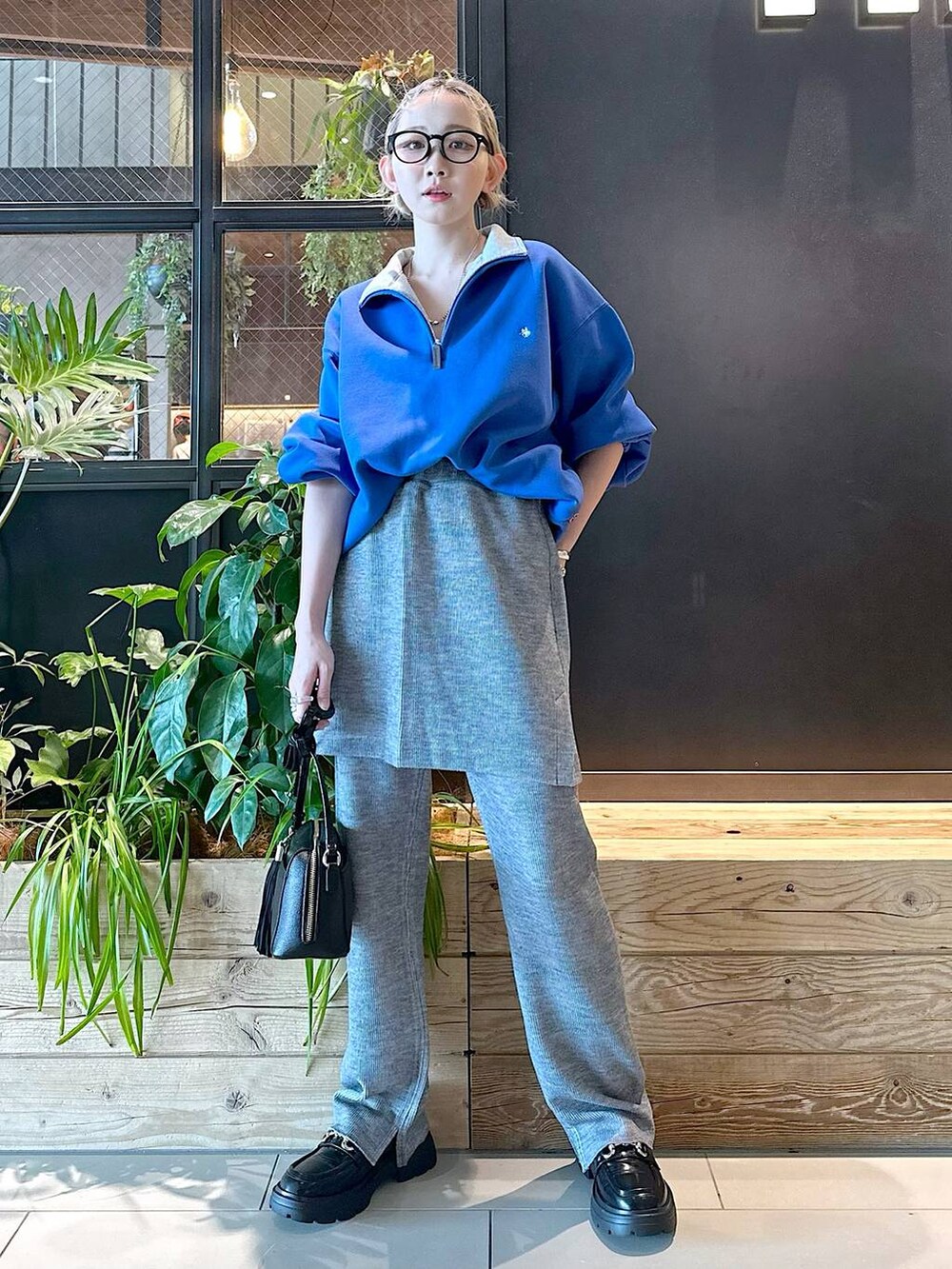 ブラック系のショルダーバッグ、グレー系のその他パンツ、ブラック系のローファーを着用したレディースの秋コーディネートの4枚目の写真