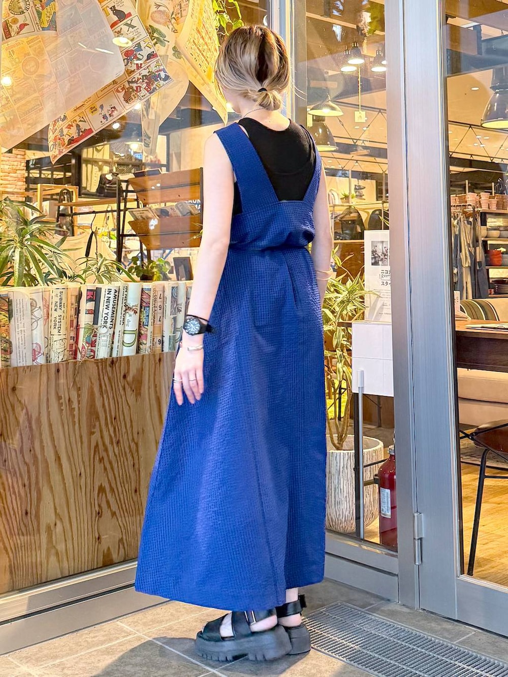ブルー系のドレスを着用したレディースの夏コーディネートの2枚目の写真