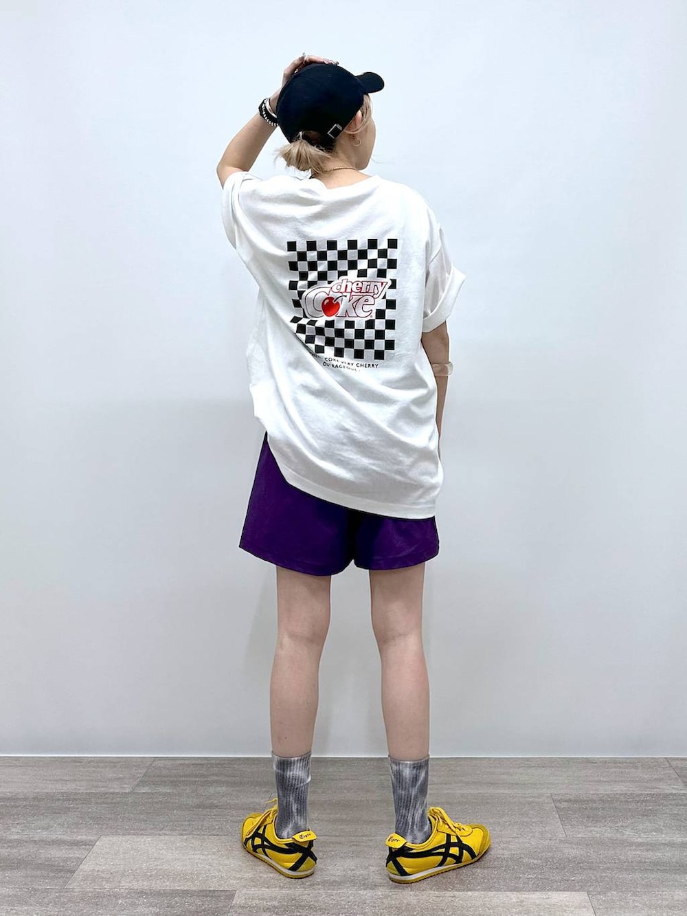パープル系のその他パンツ、ブルー系のキャップを着用したレディースの夏コーディネートの2枚目の写真