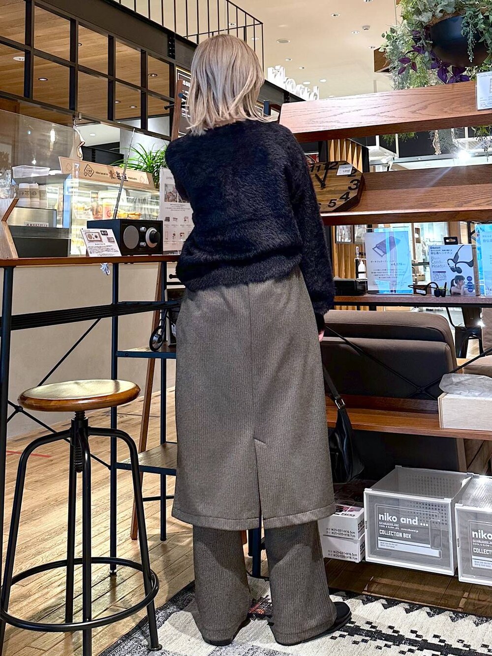 「差し色コーデ、低身長、個性派、冬コーデ、オーバーサイズ、セールコーデ、デート/ロマンティック、女子会、旅行、niko and ...、ニット、スカート、ワイドパンツ、ショルダーバッグ、バッグ」｜「niko and...のオリジナルシューズケース2個セット（収納グッズ、その他）」を使った、すなぎもさん（レディース・153cm）の冬コーディネートの2枚目の写真