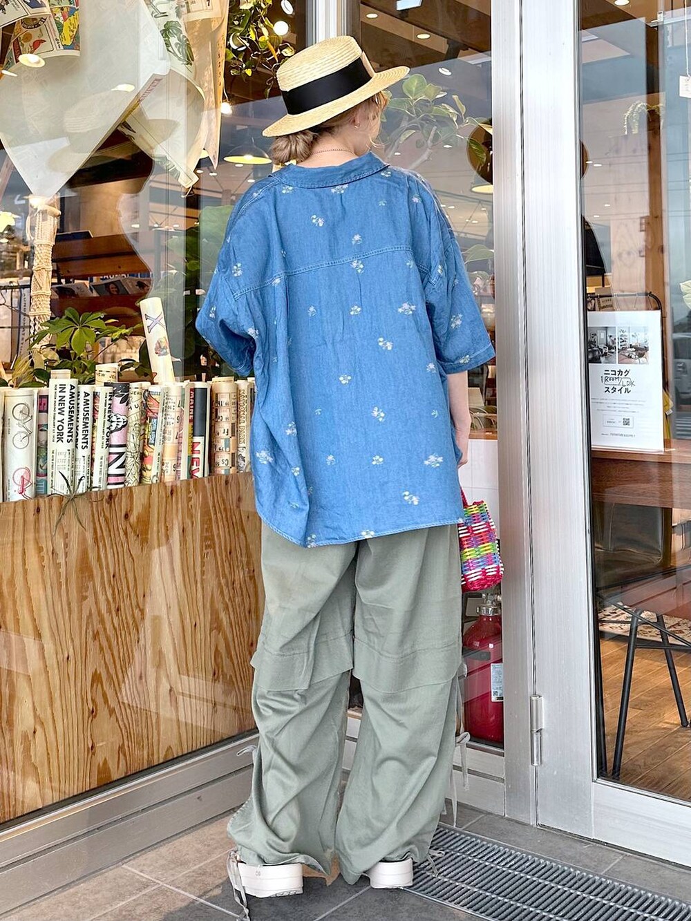 グリーン系のその他パンツ、レッド系のハンドバッグ、ベージュ系のサンダルを着用したレディースの春コーディネートの2枚目の写真