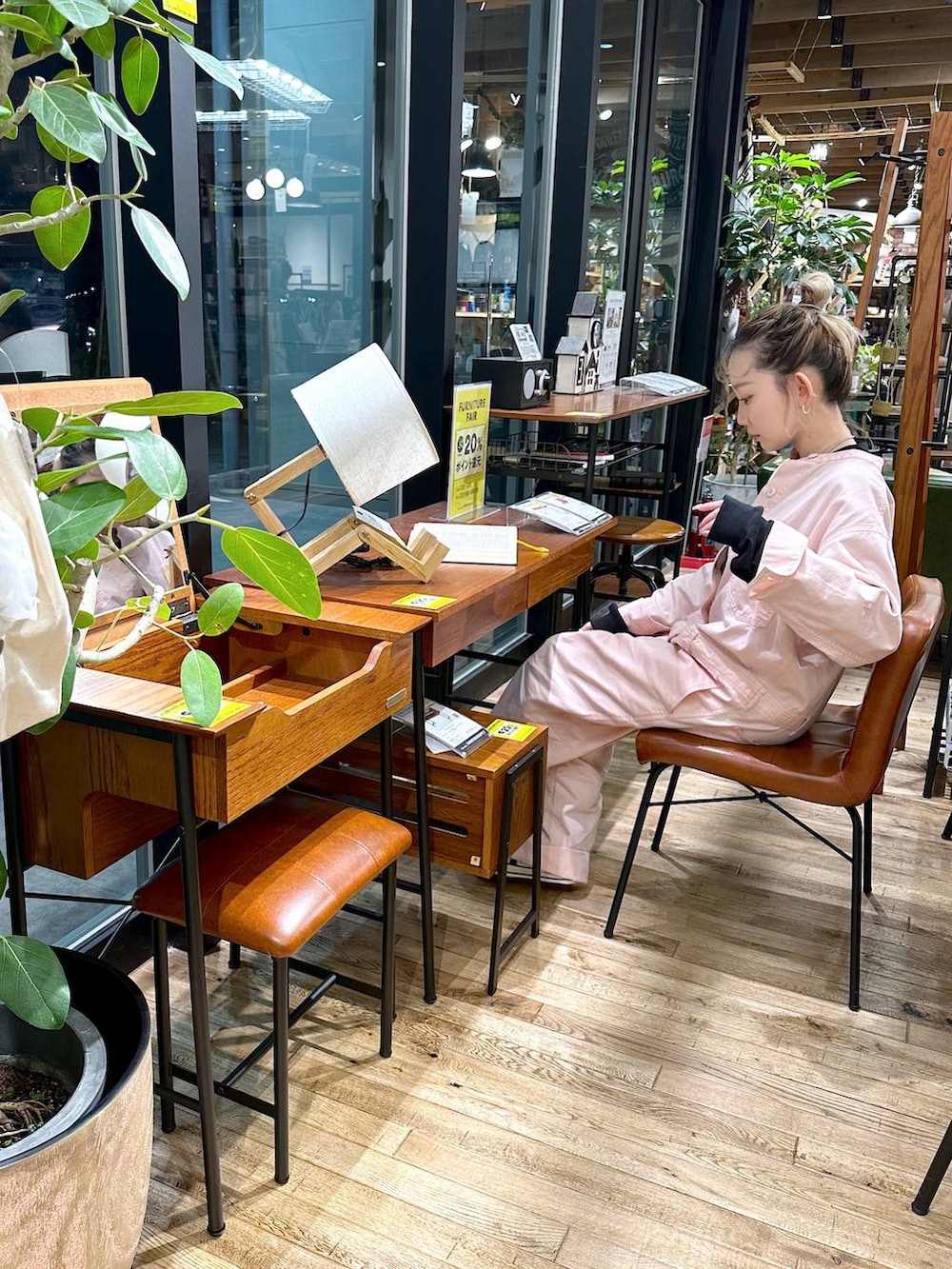 「差し色コーデ、低身長、個性派、デート/ロマンティック、女子会、旅行、niko and ...、セットアップ、家具、オーバーサイズ、春コーデ、春色」|「niko and...のワークジャンプスーツ(つなぎ/オールインワン、ピンク系)」を使った、すなぎもさん(レディース・153cm)の春コーディネートの2枚目の写真
