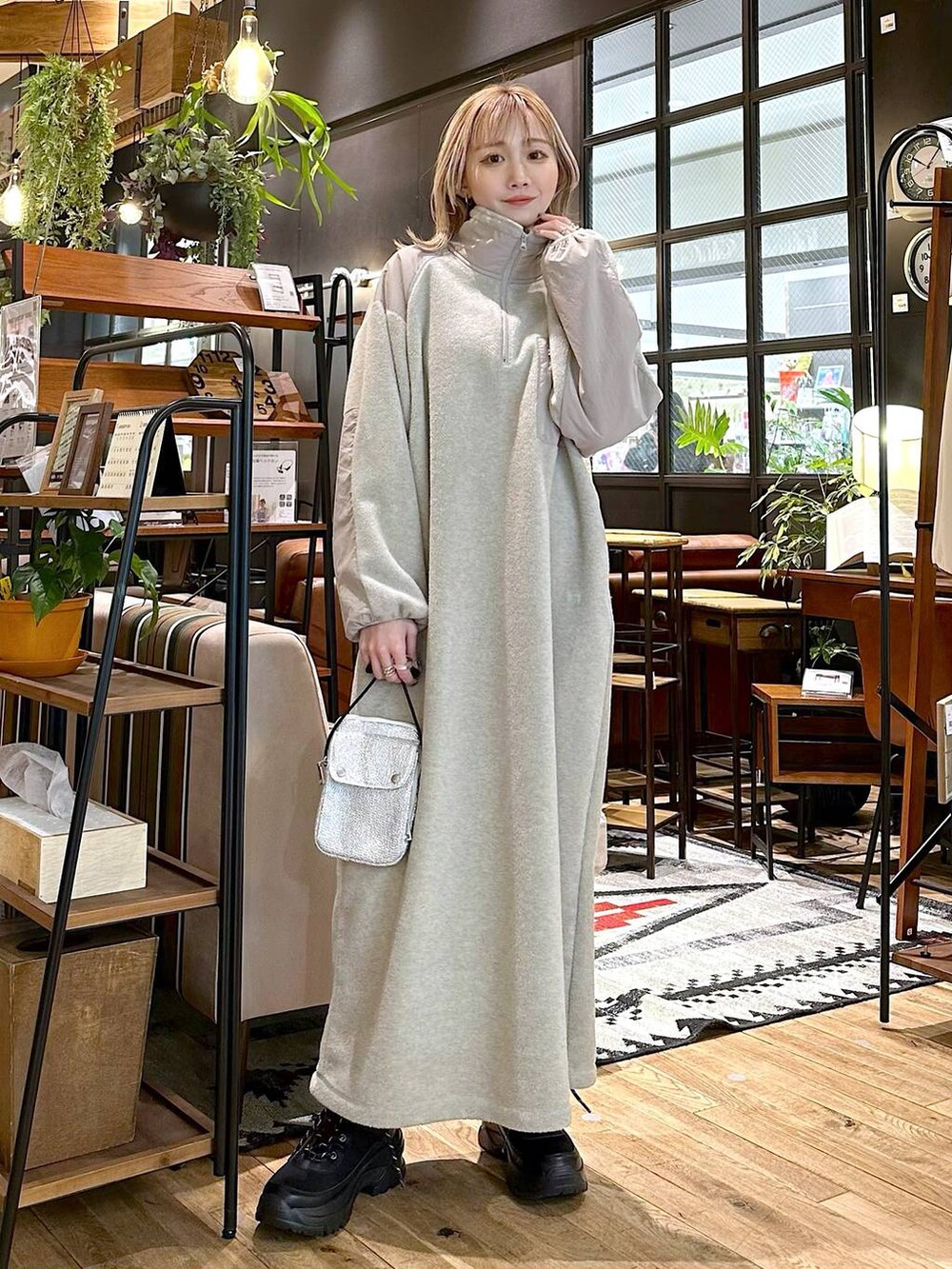 ブラック系のブーツ、ベージュ系のワンピース、グレー系のショルダーバッグを着用したレディースの冬コーディネートの3枚目の写真