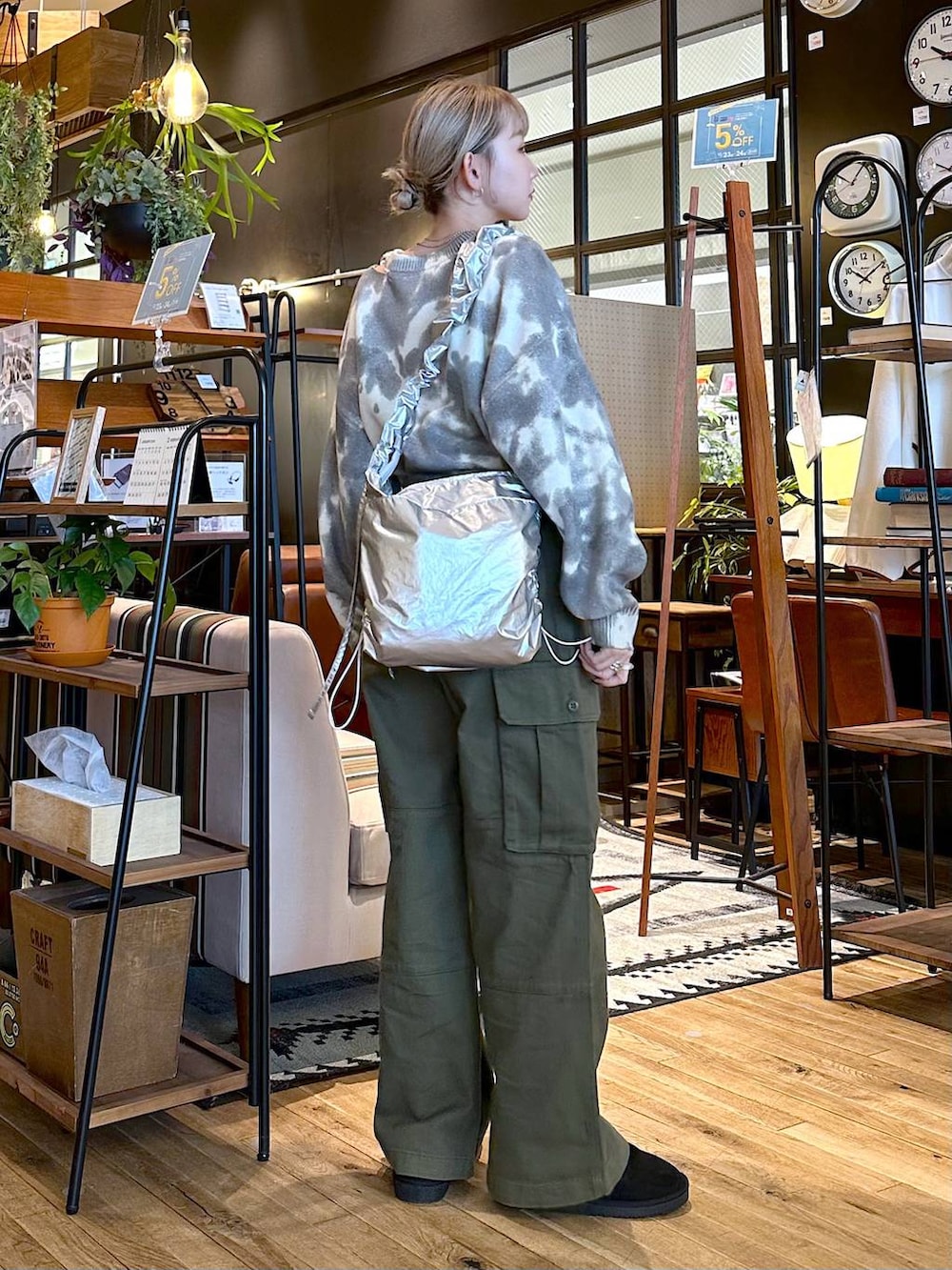 ブラック系のその他シューズ、グリーン系のその他パンツ、グレー系のショルダーバッグを着用したレディースの冬コーディネートの2枚目の写真