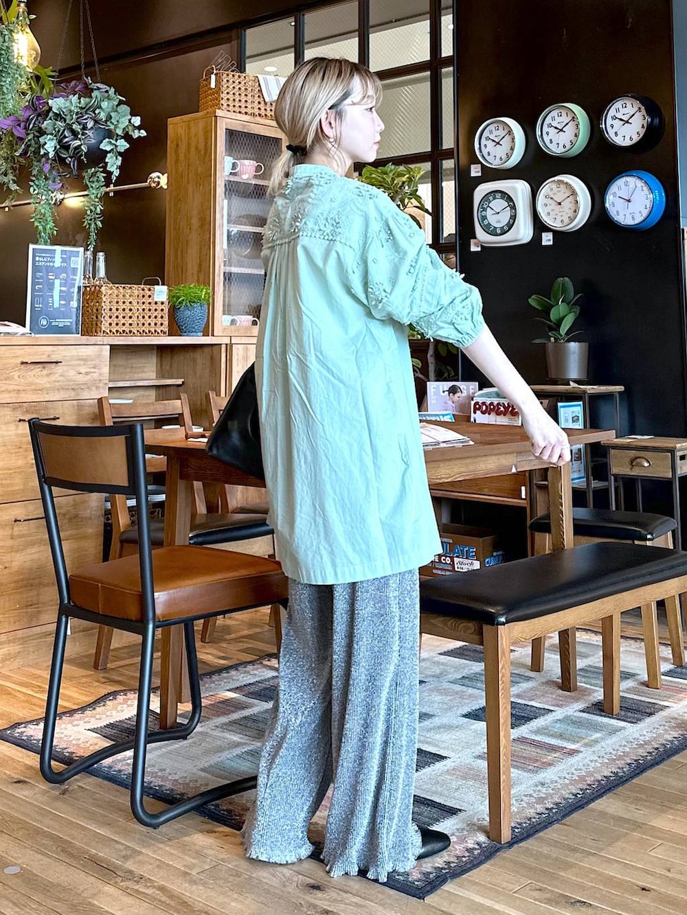 「差し色コーデ、低身長、個性派、デート/ロマンティック、女子会、旅行、niko and ...、ワンピース、ブラウス、ワイドパンツ、パンツ、ショルダーバッグ、バッグ、パンプス、オーバーサイズ」｜「tiny tinyのビジューチェーンショルダーバッグ[tiny tiny(ティニーティニー)]（ショルダーバッグ、ブラック系）」を使った、すなぎもさん（レディース・153cm）の春コーディネートの2枚目の写真