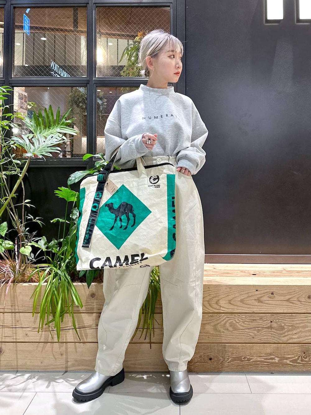 「差し色コーデ、低身長、個性派、デート/ロマンティック、女子会、ワイドパンツ、テーパードパンツ、ハンドバッグ、バッグ、ショートブーツ、ブーツ、旅行、niko and...、NUMERALS、スウェット」｜「NUMERALSの【Girls in NUMERALS】バックジップモックネック（スウェット、グレー系）」を使った、すなぎもさん（レディース・153cm）の秋コーディネートの3枚目の写真