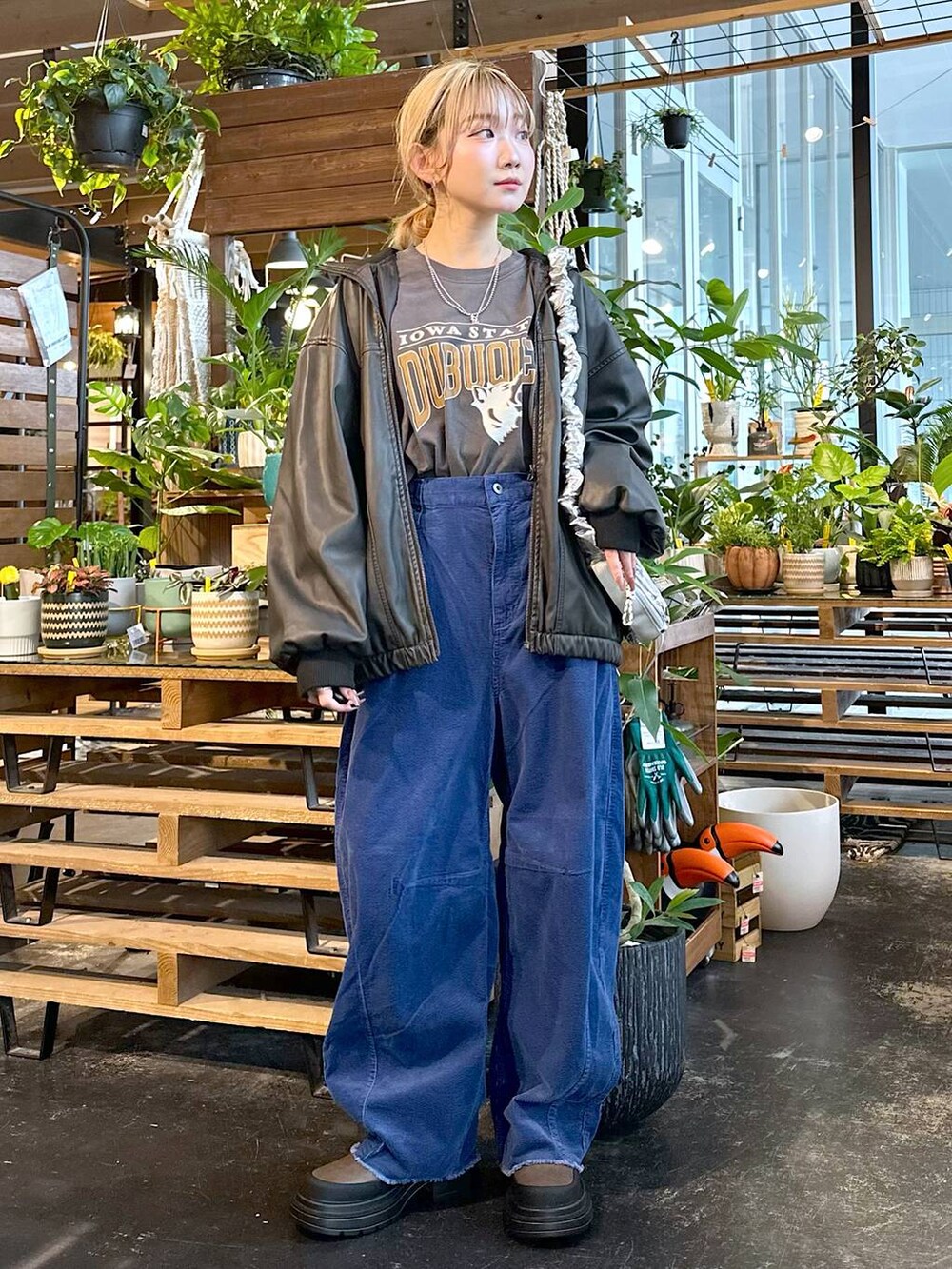 ブルー系のその他パンツ、グレー系のTシャツ/カットソー、ブラック系のブルゾンを着用したレディースの秋コーディネートの4枚目の写真
