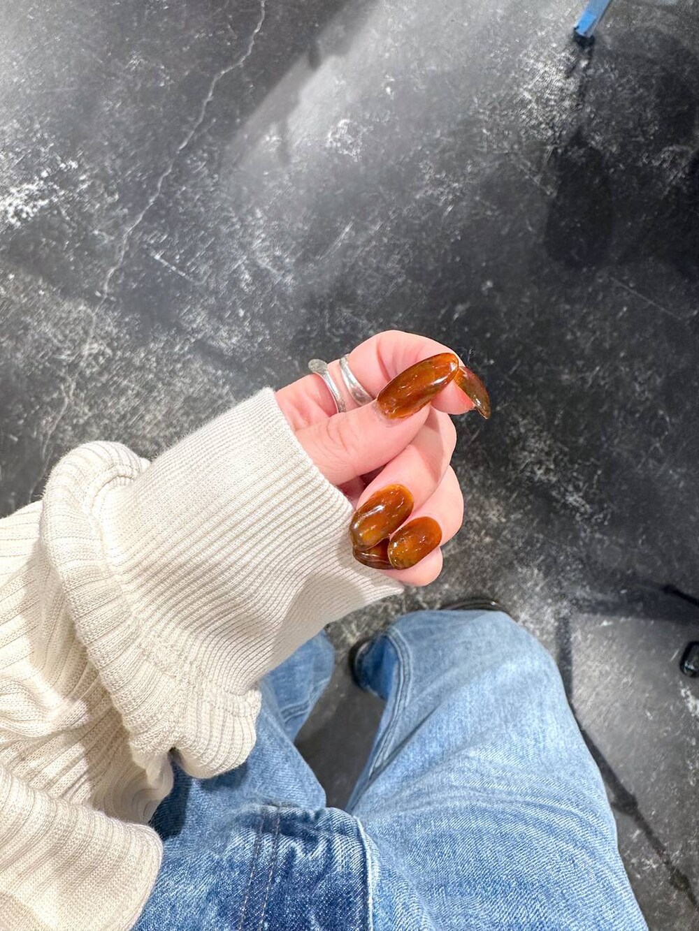「差し色コーデ、低身長、個性派、デート/ロマンティック、女子会、旅行、niko and ...、ネイルチップ、シンプルネイル、ブラウン、ワンカラーネイル、カジュアルネイル、大人カジュアル、冬ネイル、ラウンドネイル」|「niko and...のオリジナル切り替えサイドゴアブーツ(ブーツ、ブラウン系)」を使った、すなぎもさん(レディース・153cm)の冬コーディネートの2枚目の写真