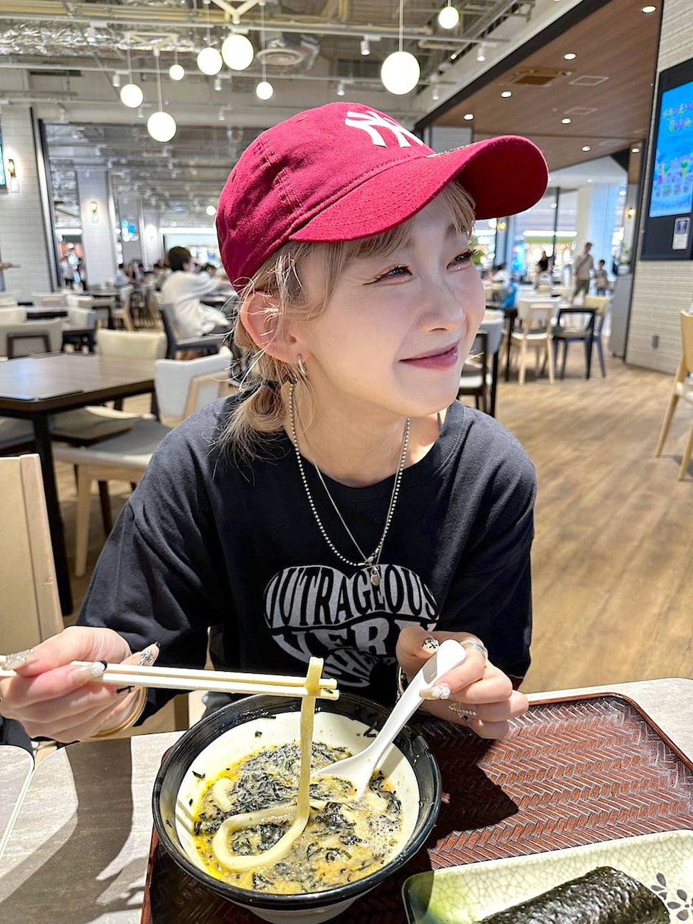 ブルー系のデニムパンツを着用したレディースの夏コーディネートの4枚目の写真