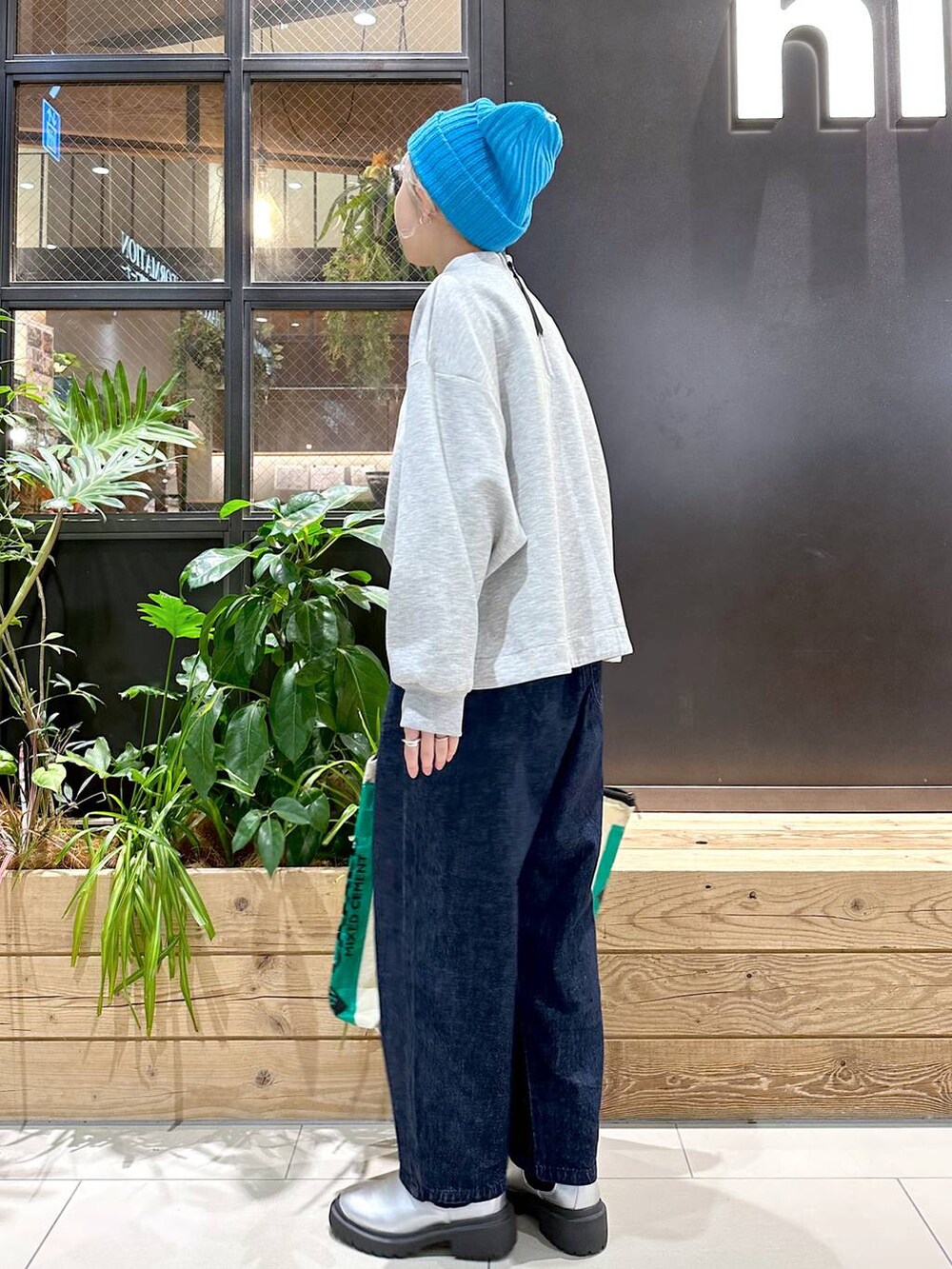 「差し色コーデ、低身長、個性派、デート/ロマンティック、女子会、旅行、niko and...、ニット帽、NUMERALS、スウェット、デニムパンツ、ワイドパンツ、テーパードパンツ、ハンドバッグ、バッグ」｜「niko and...のストレッチテーパードパンツ（その他パンツ、ブルー系）」を使った、すなぎもさん（レディース・153cm）の秋コーディネートの3枚目の写真