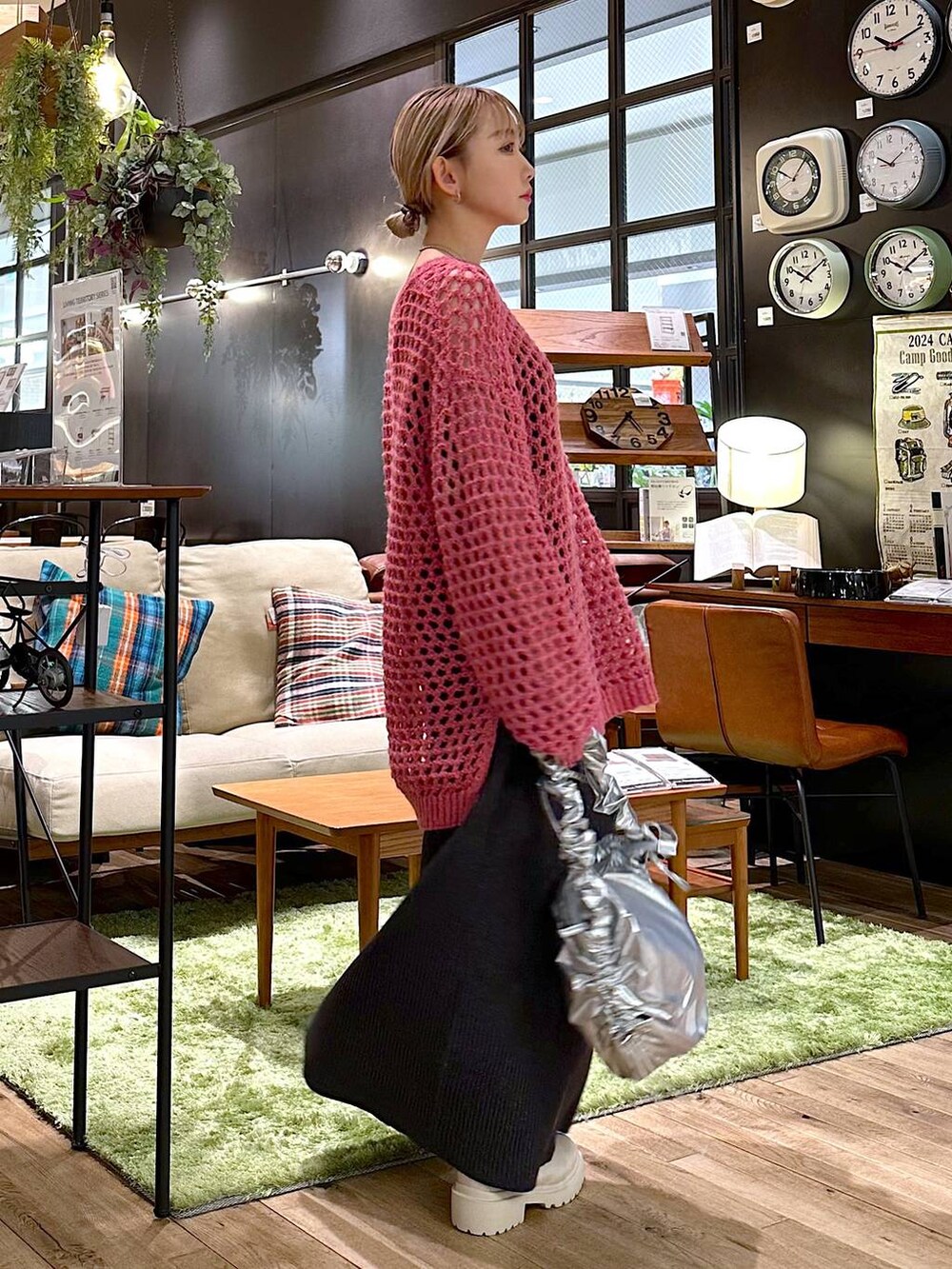 「差し色コーデ、低身長、個性派、デート/ロマンティック、女子会、旅行、niko and ...、ニット、スカート、ロングスカート、ショルダーバッグ、バッグ、ショートブーツ、ブーツ、冬コーデ」｜「niko and...のオリジナル厚底ゴアブーツ（ブーツ、ベージュ系）」を使った、すなぎもさん（レディース・153cm）の冬コーディネートの4枚目の写真