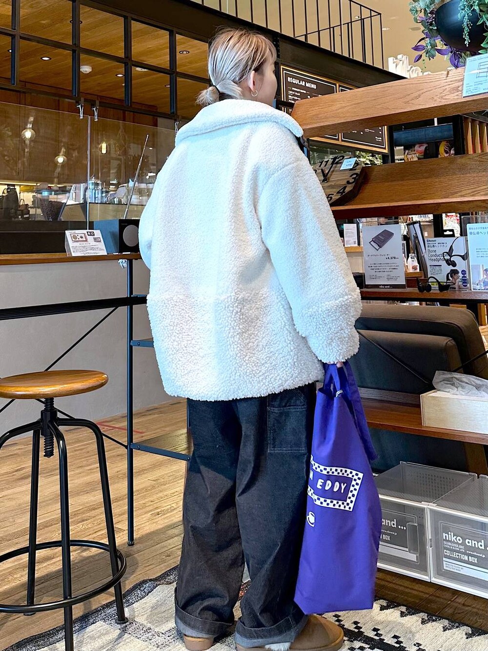 「差し色コーデ、低身長、個性派、デート/ロマンティック、女子会、旅行、niko and ...、アウター、コート、ニット、ワイドパンツ、トートバッグ、バッグ、FISHS EDDY、ブーツ」｜「Fishs Eddyの[Fishs Eddy(フィッシュエディ)]カラートートバッグ（トートバッグ、パープル系）」を使った、すなぎもさん（レディース・153cm）の冬コーディネートの3枚目の写真